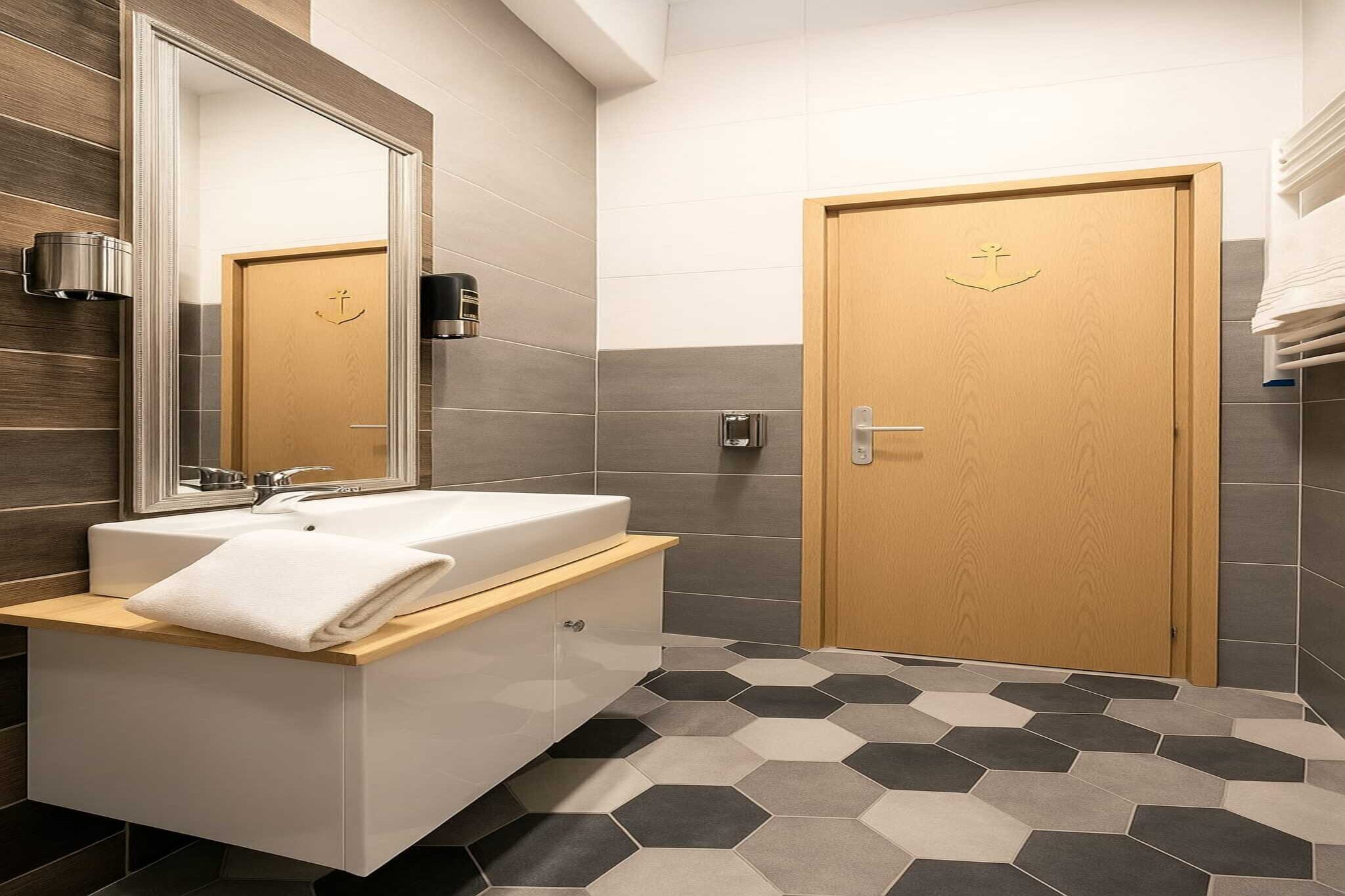 Silver Gate Rooms-Diocletian's Palace - Quardruple Room - Badkamer