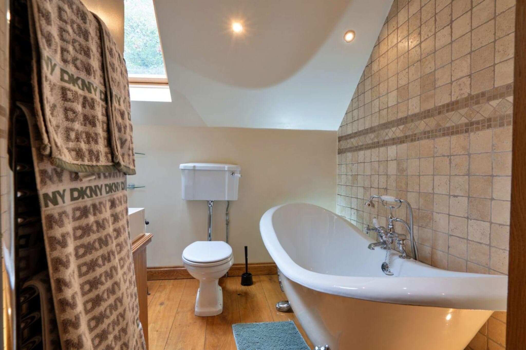 Rough Close Farm Cottage - Bathroom