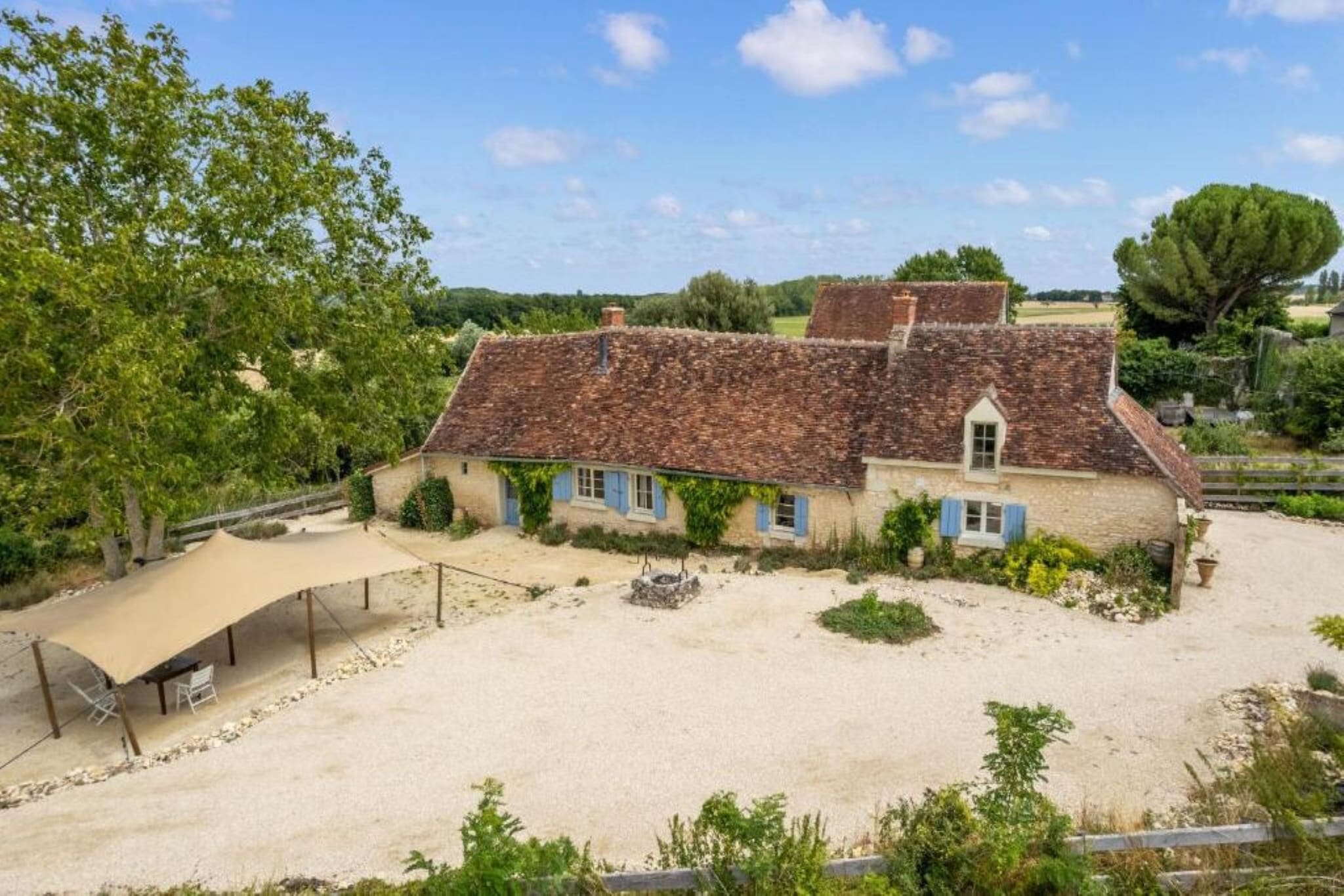 Chateau Feny-Buitenkant zomer