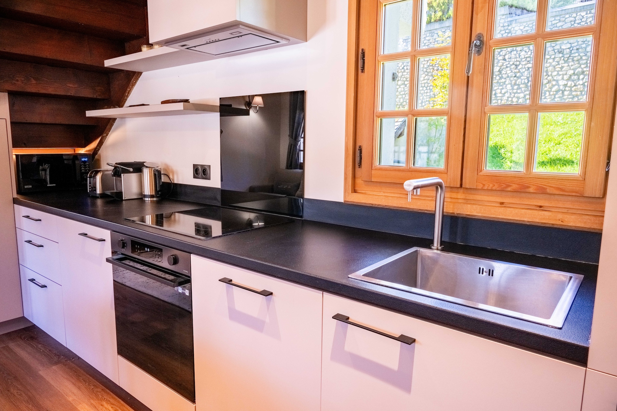 Ground floor: (Living room(TV, dining table, seating area), open kitchen(stove, hob, electric kettle, toaster, coffee machine, oven, microwave, dishwasher, fridge, freezer, dishes and cutlery, Cooking basics, Coffee, Wine glasses), bedroom(double bed, TV), bedroom(single bed, single bed), Bedroom with bathroom(double bed, TV, shower, washbasin, hairdryer, shampoo, hot water, Cleaning products), bathroom(bath tub, toilet))\n\nBed Linen, Internet Access DSL, Wardrobe, tumble dryer, washing machine, heating, iron, Towels/Sheets (Incl.), Essentials, Mountain, Mountain view