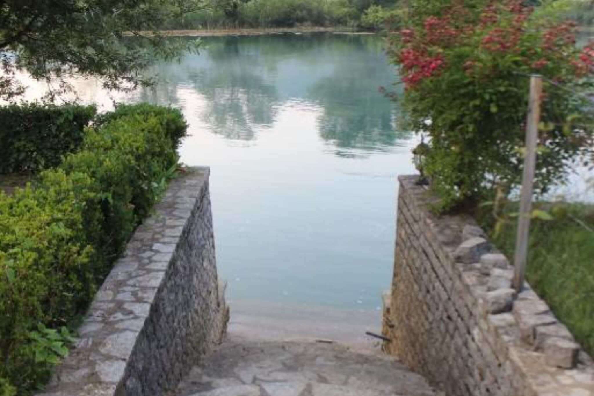 Four bedroom home with river view-Im Freien