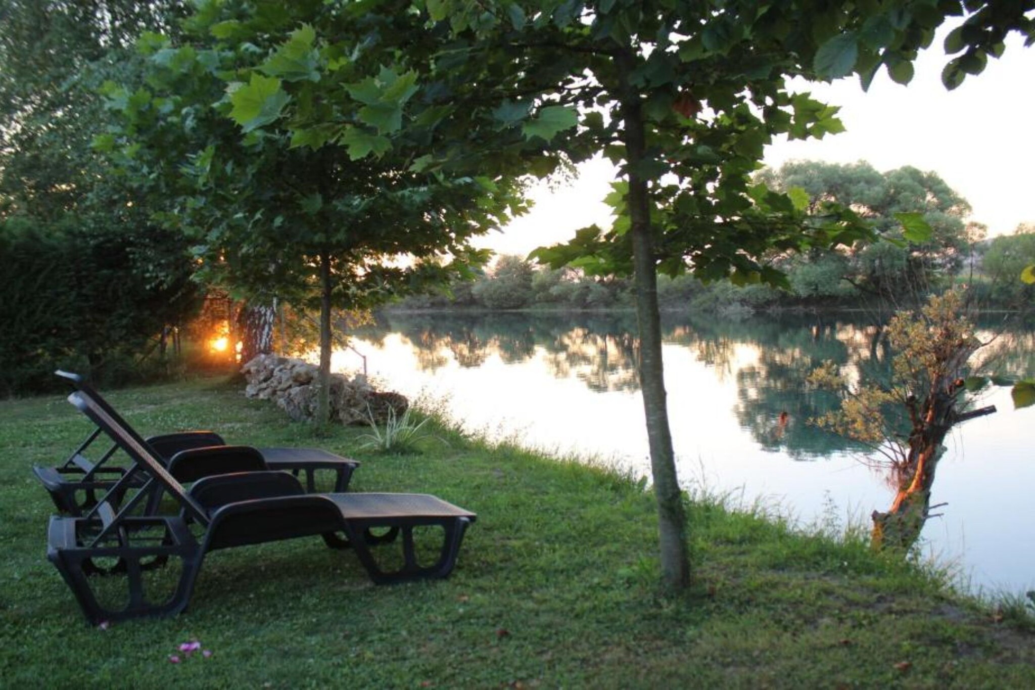 Four bedroom home with river view-Im Freien