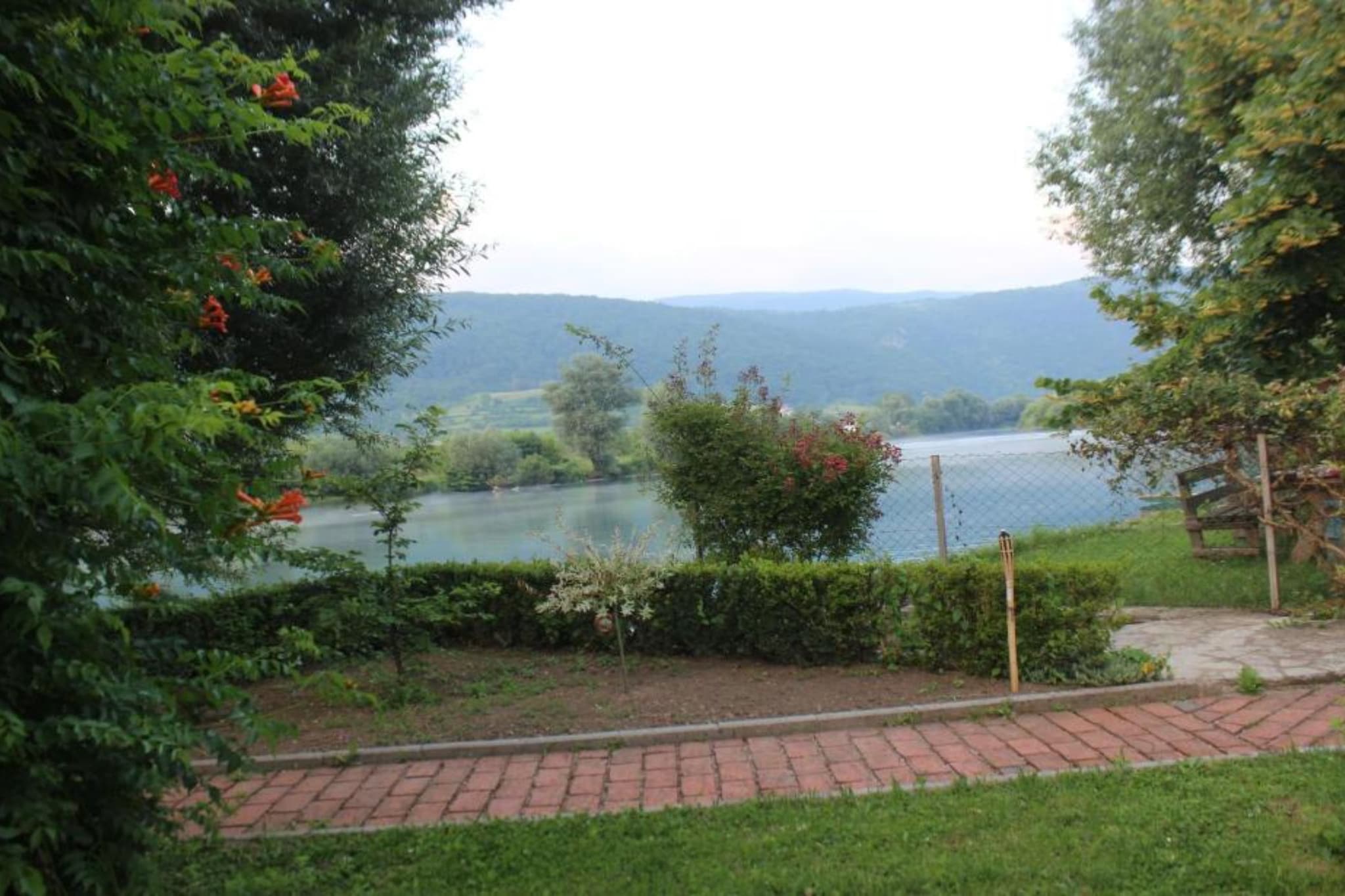 Four bedroom home with river view-Im Freien