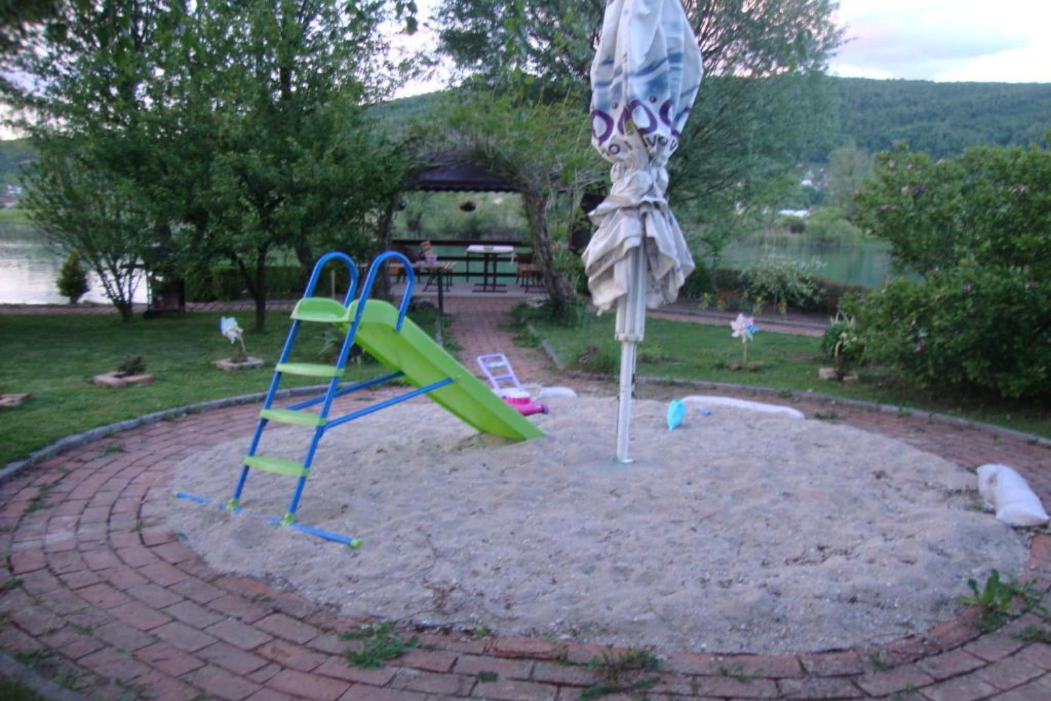 Four bedroom home with river view-Garten Sommer