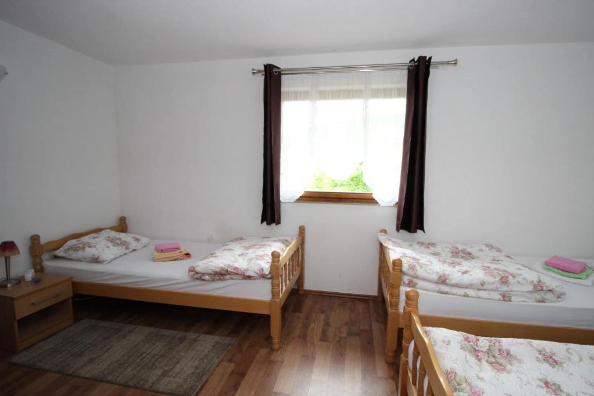 Four bedroom home with river view-Schlafzimmer