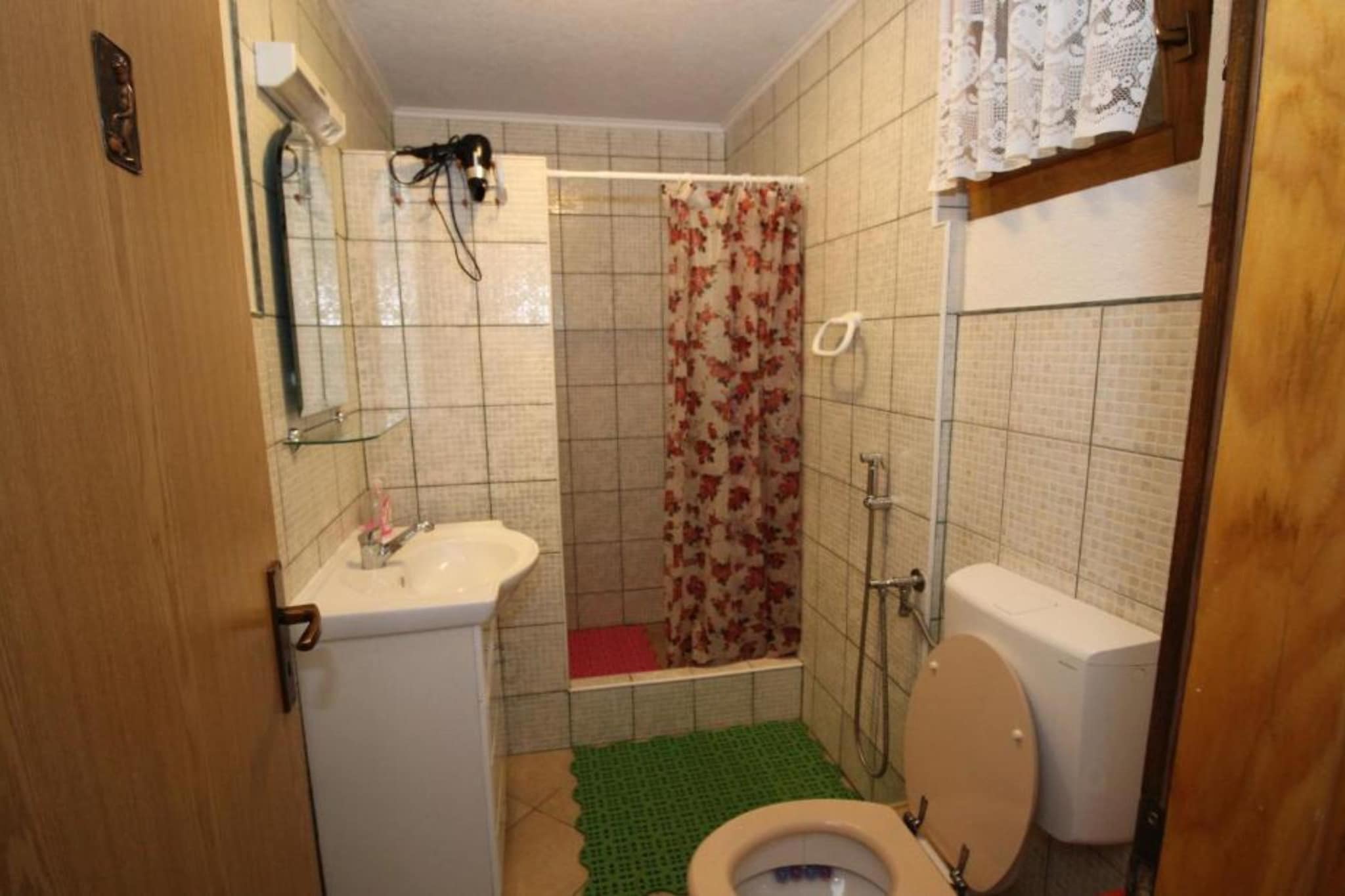 Four bedroom home with river view-Badezimmer