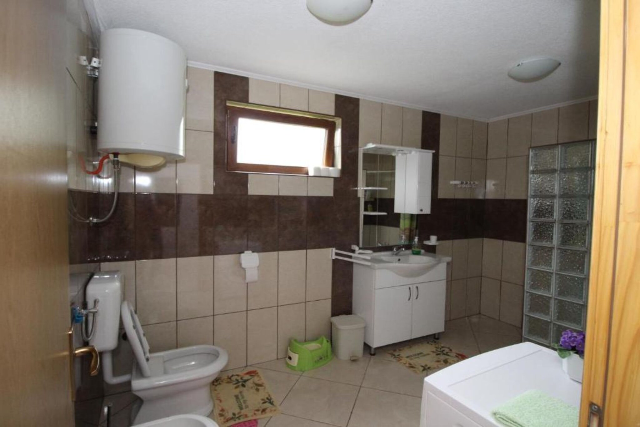 Four bedroom home with river view-Badezimmer