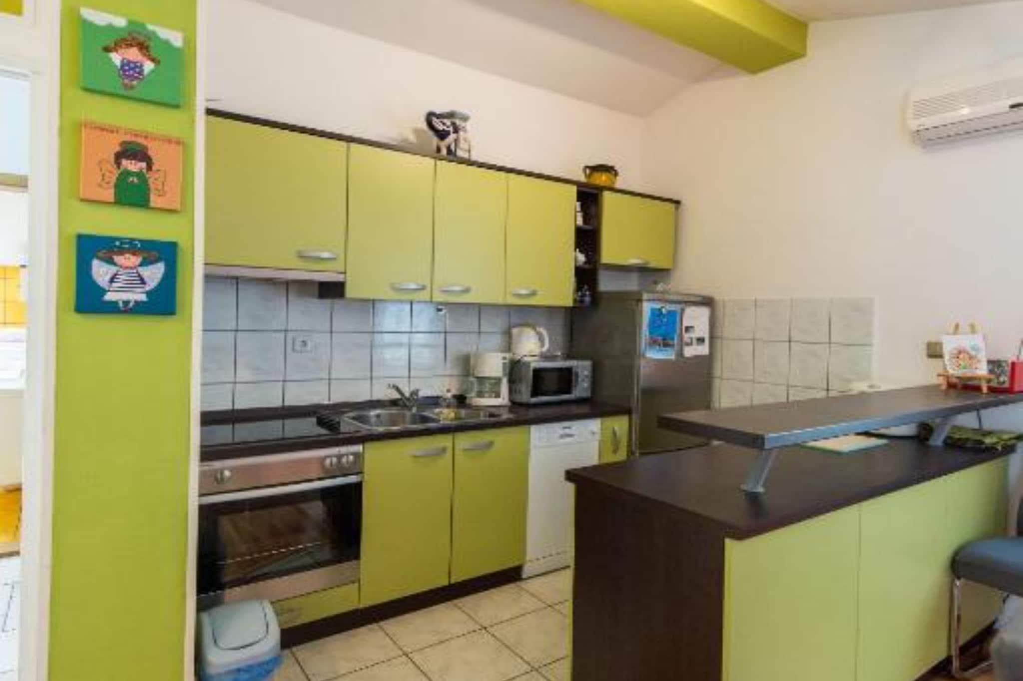 One-Bedroom Apartment With Lake View-Keuken