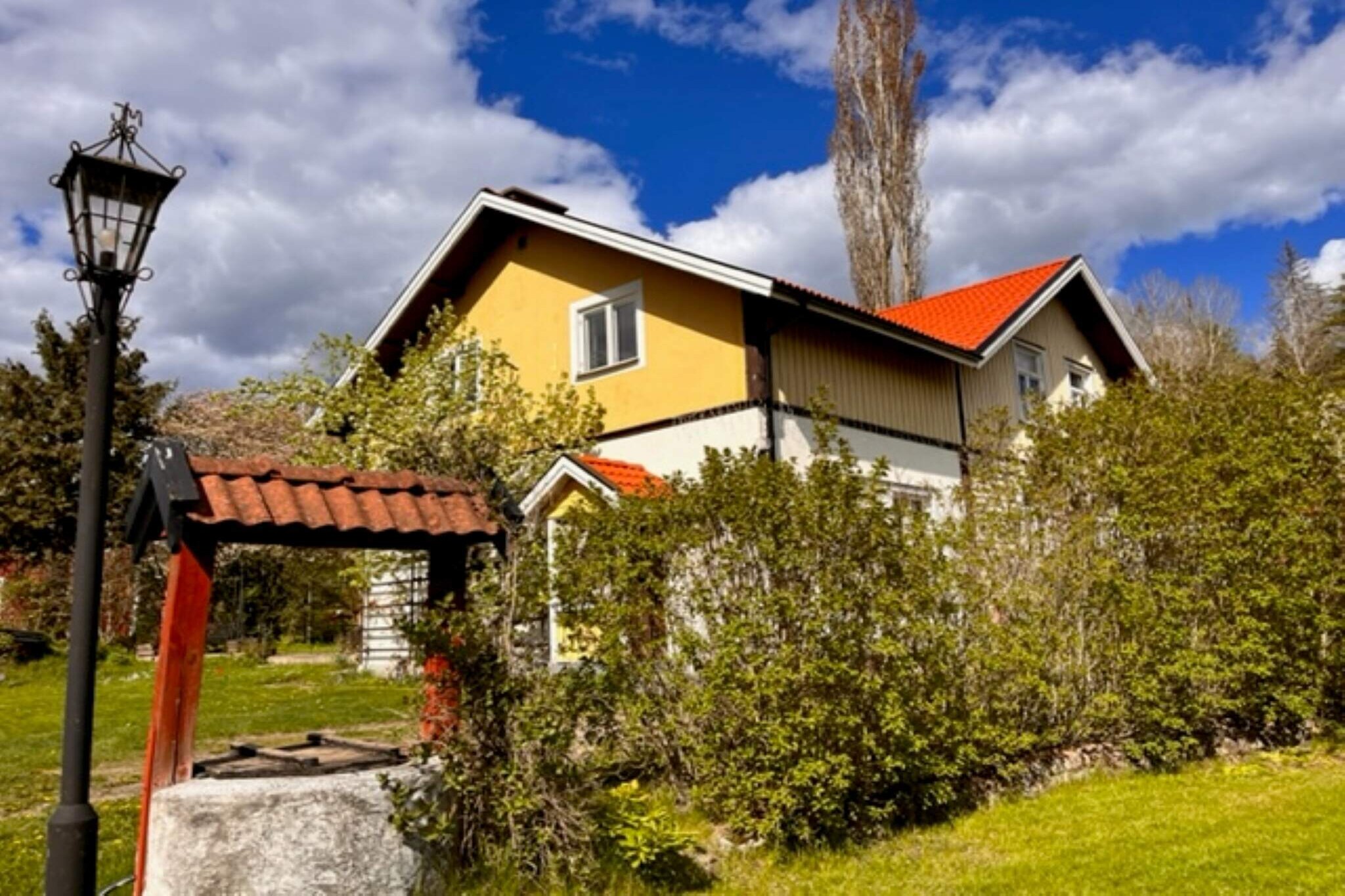 Sitting room(single bed), Kitchen(cooker(electric), coffee machine, microwave, dishwasher, fridge-freezer), Living/bed room(TV(swedish TV channels)), Living/bed room, bedroom(double bed), bedroom(double bed), bedroom(single folding bed, 2x bunk bed, children\'s bed, children\'s bed), bathroom(washbasin, toilet), bathroom(washbasin, shower), bathroom(washbasin, toilet), heating(electric), terrace, garden, garden furniture, geothermal energy