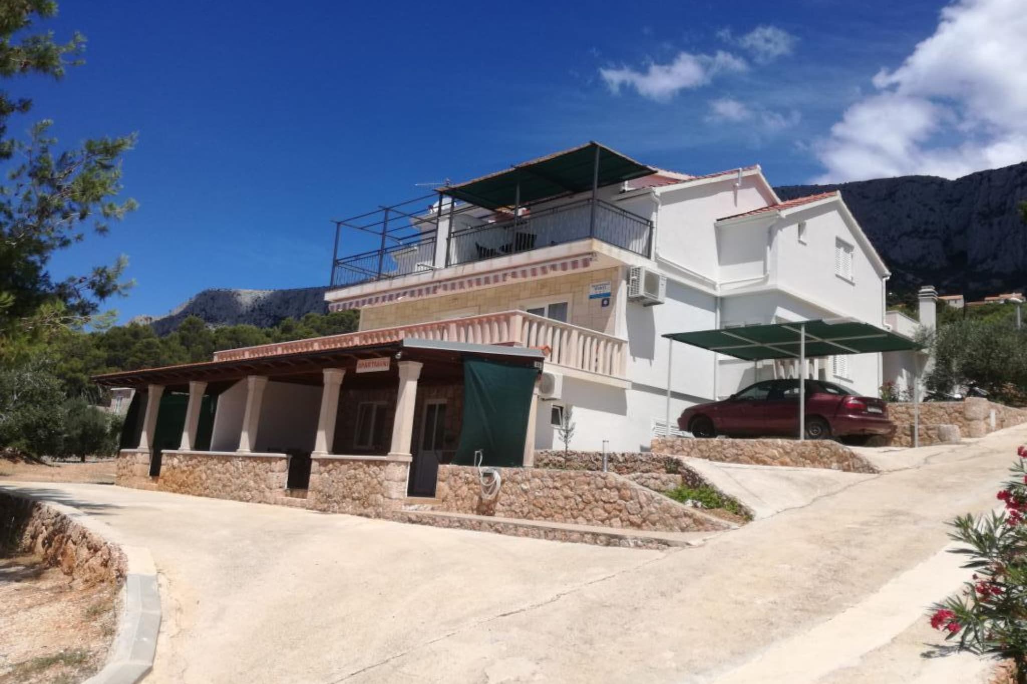 Classic One Bedroom Apartment with Terrace and Sea view-Im Freien