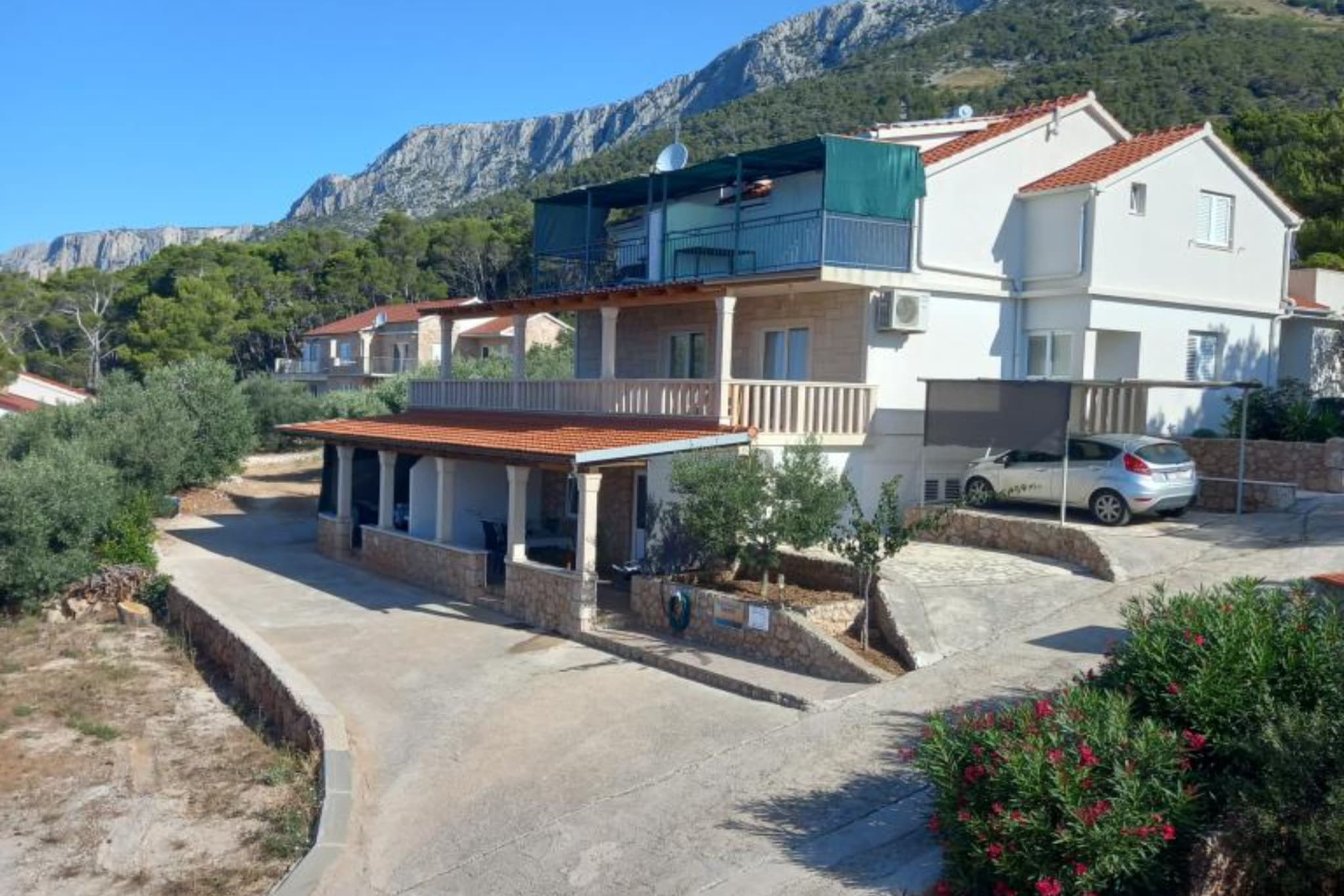 Comfort One Bedroom Apartment with Terrace and Sea view-Im Freien