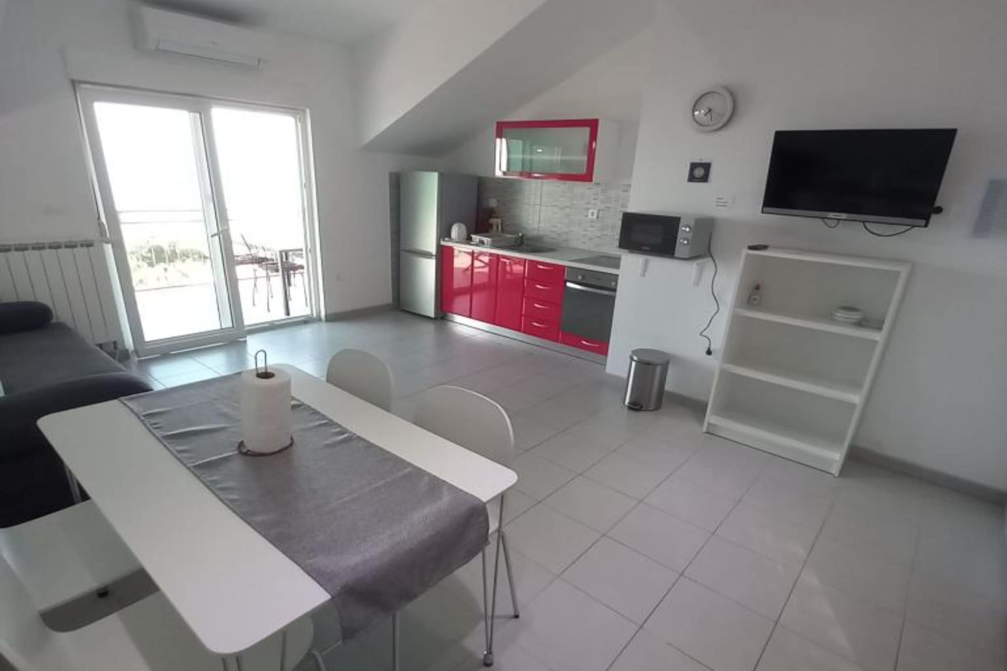 One Bedroom Apartment with Balcony and Sea View