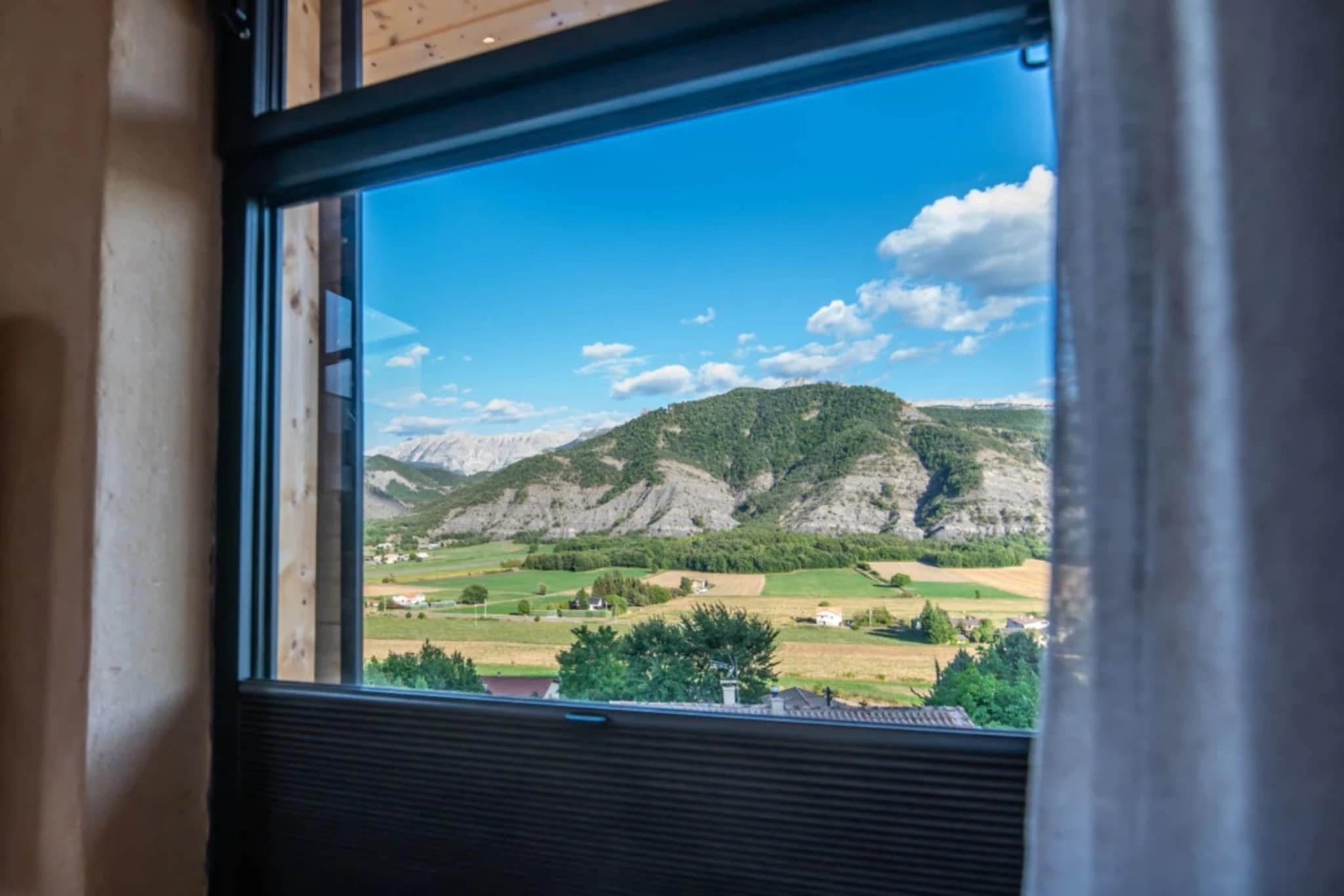 Cheval blanc-Vue d'été