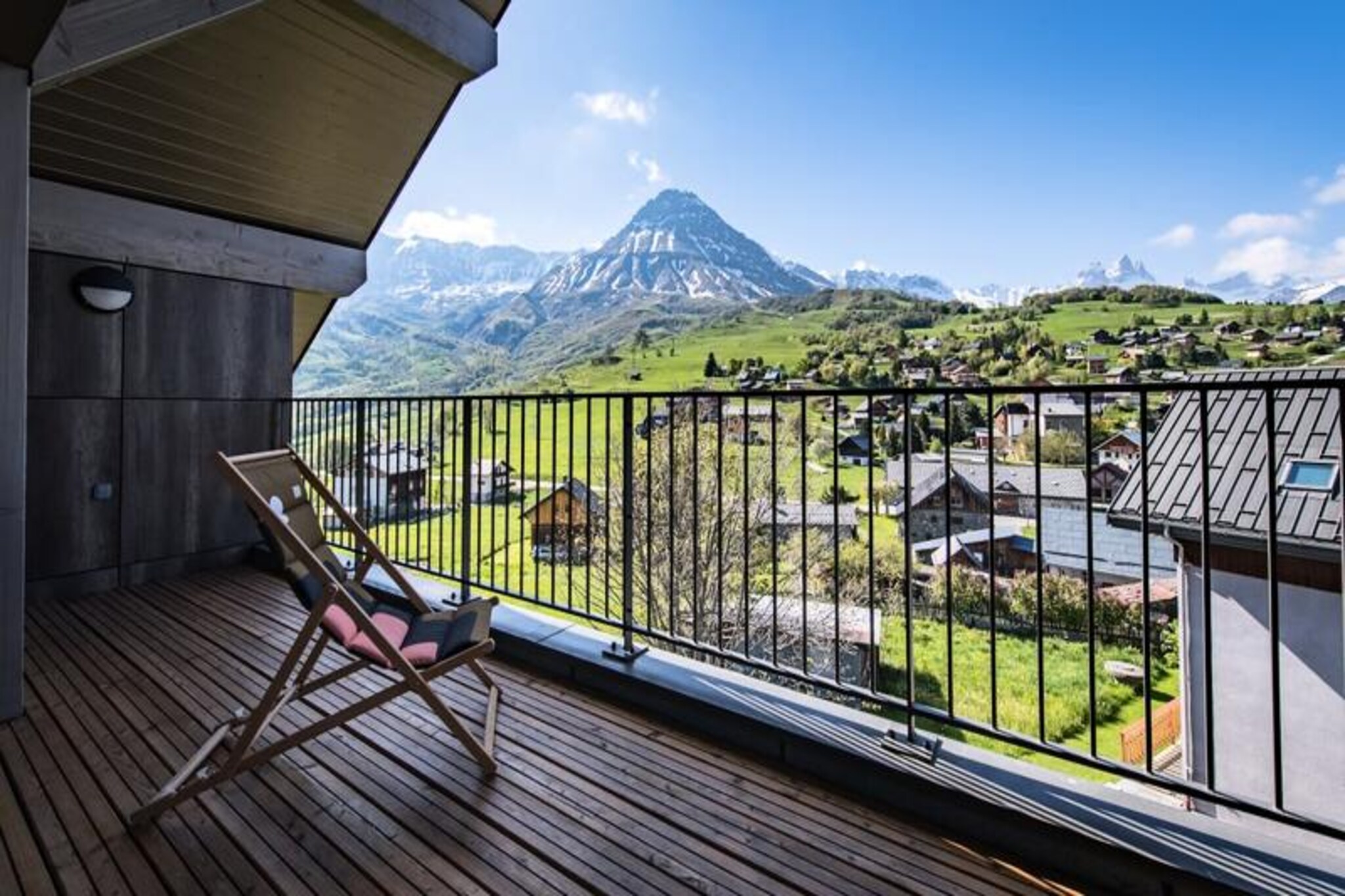 In the heart of the picturesque Albiez-Montrond, this spacious 143 m² duplex apartment offers a perfect blend of alpine charm and modern comfort. Just a 2-minute stroll from the charming Place de l'Opinel, this retreat invites you to immerse yourself in the serene beauty of the French Alps. With breathtaking mountain views from the 11 m² balcony and ski-in/ski-out access (snow permitting), every moment here feels like a postcard come to life. Whether you're seeking thrilling days on the slopes or cozy evenings by the fire, this is the ultimate destination for families and friends alike. 
 
 The apartment is thoughtfully designed to accommodate up to 14 guests across four sleeping areas, including a mezzanine with a sofa bed. The bright living room, opening onto the terrace, is the perfect spot to relax and soak in the alpine vistas. A fully equipped open-plan kitchen, complete with an oven, microwave, and coffee machine, makes meal preparation a breeze. Two modern bathrooms—one with a shower and the other with a bathtub—ensure convenience for larger groups. Additional amenities such as heated ski boot racks and an elevator add to the ease and comfort of your stay.
 
 Albiez-Montrond is a family-friendly resort nestled between 1,500 and 2,200 meters above sea level, offering 35 km of varied slopes and 8 ski lifts. The slopes and ESF ski school are just 300 meters away, while a nearby sloped area provides the perfect terrain for tobogganing. After a day of adventure, explore the local shops, cozy restaurants, and even a cinema in the village. For a broader range of amenities, the town of Saint-Jean-de-Maurienne is just a 30-minute drive away.
 
 Whether you're here for the skiing, the stunning landscapes, or the warm alpine hospitality, this apartment is your gateway to unforgettable memories in the French Alps. Book your stay today and let the magic of Albiez-Montrond captivate you.