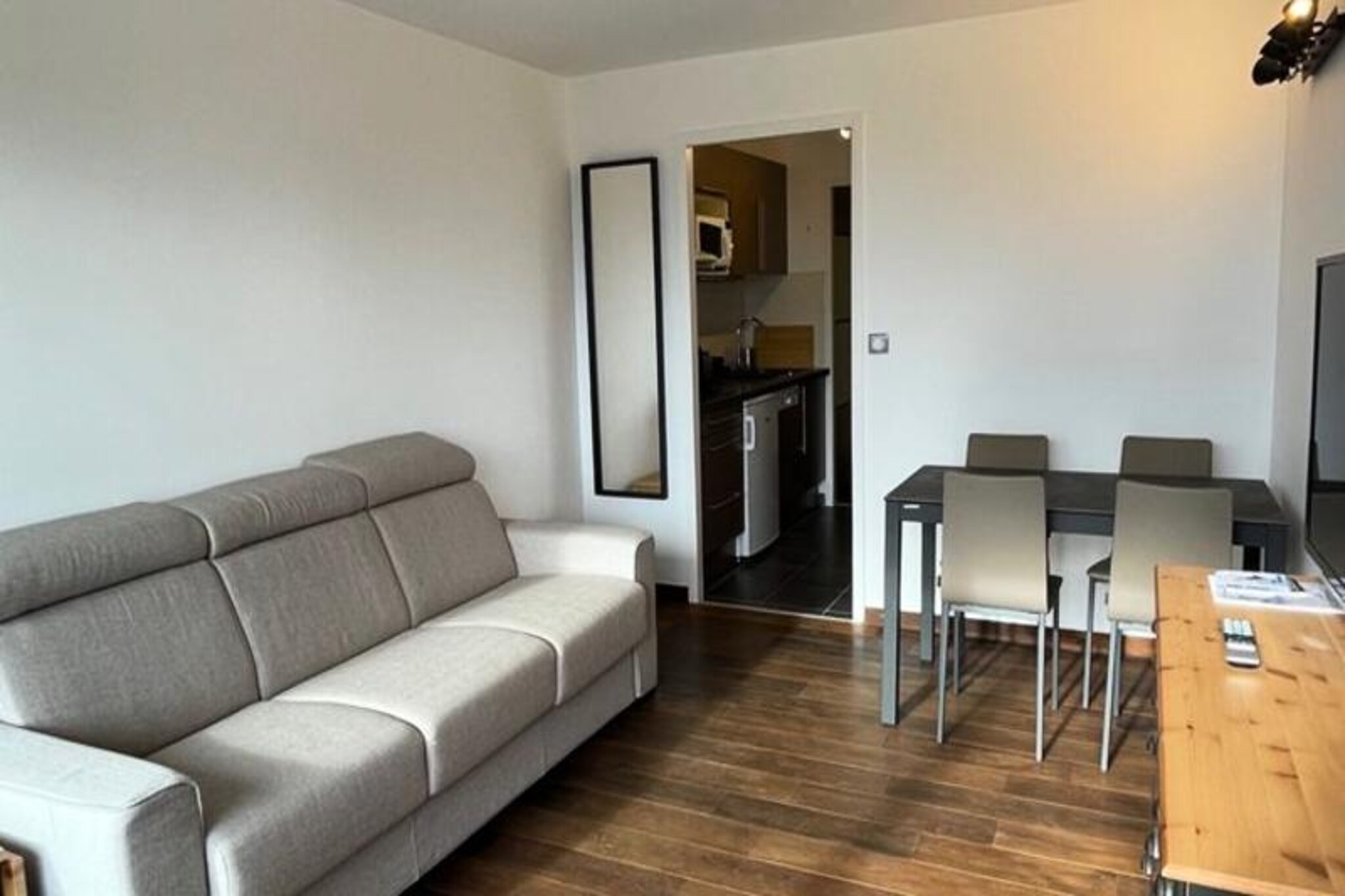 In the heart of the French Alps, this charming 27m² apartment in the LE ROCHE MANTEL residence offers a cozy retreat for mountain enthusiasts. Situated at the foot of the ALP' EXPRESS ski resort, it provides unparalleled access to the slopes, making it a dream destination for skiers and snowboarders alike. The south-facing balcony invites you to soak in the alpine sun while admiring the breathtaking mountain views, creating a serene setting for your holiday escape.
Inside, the apartment is thoughtfully designed to maximize comfort and functionality. The lobby features a double bed (140 x 200) and a washing machine for added convenience. The living room boasts a comfortable sofa bed (160 x 200) and a TV, perfect for unwinding after a day of adventure. The kitchen is fully equipped with a microwave, two ceramic hobs, a refrigerator, and a dishwasher, ensuring you have everything you need to prepare delicious meals. The bathroom includes a modern shower, and the separate toilet adds extra privacy. A ski locker is also available, making it easy to store your gear after a day on the slopes.
The location is unbeatable, with the ALP' EXPRESS ski resort just steps away and a variety of shops and amenities within close proximity. Whether you're seeking thrilling winter sports or a peaceful summer retreat, this apartment places you at the heart of it all. Explore the surrounding trails, indulge in local cuisine, or simply relax and take in the stunning alpine scenery.
Perfect for couples or small families, this apartment combines modern comfort with an authentic mountain experience. Create unforgettable memories in this idyllic alpine getaway, where adventure and relaxation come together in perfect harmony.