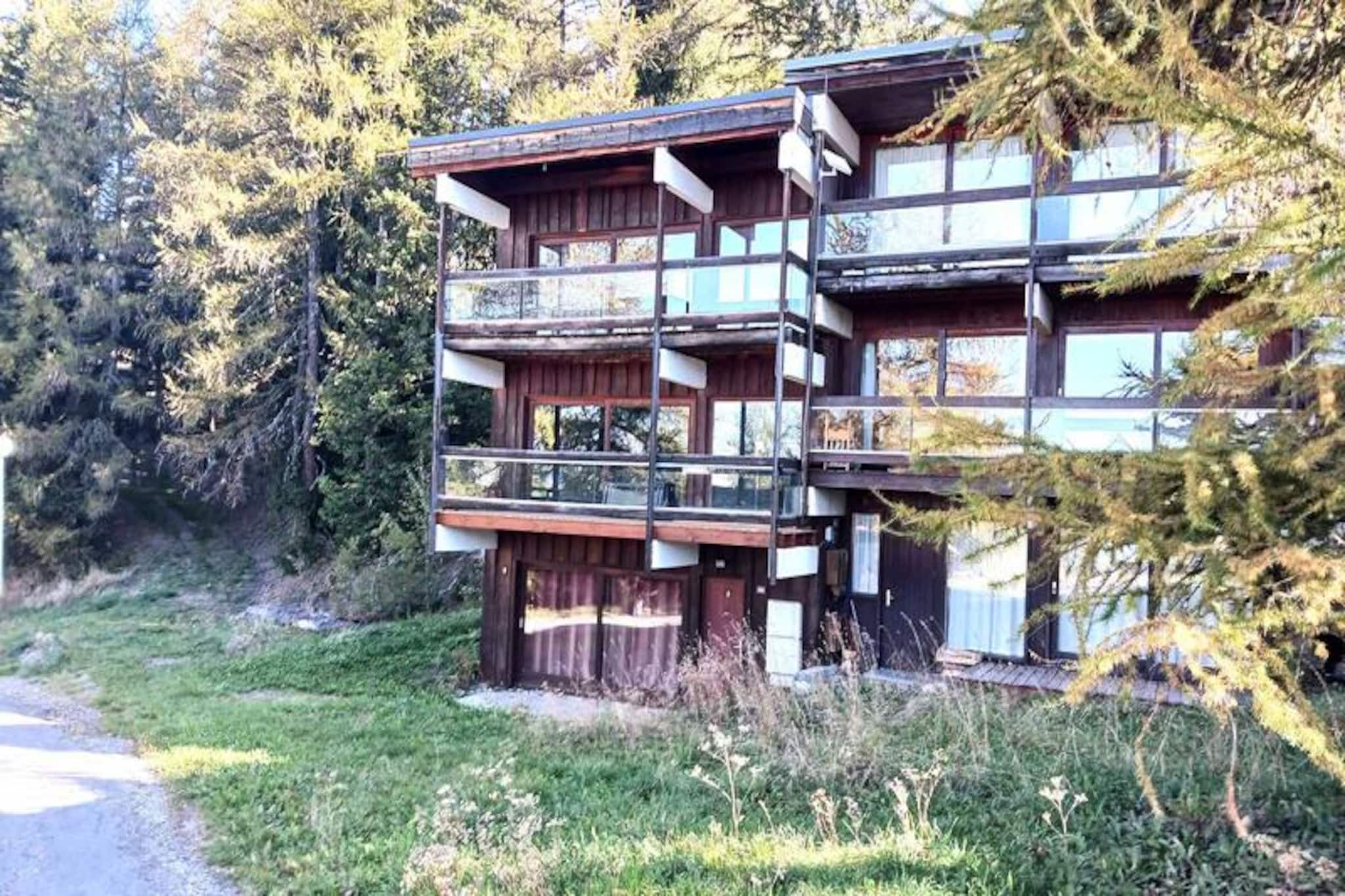 High above the Tarentaise Valley, this charming apartment in the serene Les 2 Tetes neighborhood of Arc 1600 offers an idyllic alpine escape. With breathtaking south-facing views of the surrounding mountains and slopes, the property invites you to immerse yourself in the beauty of the French Alps, whether blanketed in snow during winter or lush and green in the summer months. The tranquil setting is perfect for those seeking a peaceful retreat while still being close to the action.
The 42 m² apartment is thoughtfully designed to accommodate up to six guests, making it ideal for families or small groups. The cozy living area features a double sofa bed, while the separate bedroom offers a comfortable double bed. A sleeping alcove with bunk beds adds flexibility, though the upper bunk is not suitable for children under six. The kitchen is fully equipped with modern appliances, including ceramic hobs, an oven, a microwave, a dishwasher, and a refrigerator with a freezer, ensuring you have everything needed to prepare delicious meals. Additional amenities such as Wi-Fi, a television, a washing machine, and a ski locker enhance the convenience and comfort of your stay.
Situated just 50 meters from the ski slopes, the apartment provides easy ski-in/ski-out access, allowing you to hit the slopes without delay. The Arc 1600 resort center is a short 12-minute walk or a quick shuttle ride away, offering shops, restaurants, and après-ski entertainment. Free municipal parking in front of the residence adds to the convenience, making it easy to explore the wider region.
Whether you’re here to carve through fresh powder, hike scenic trails, or simply relax and soak in the alpine atmosphere, this apartment provides the perfect base for an unforgettable mountain getaway. Awarded the Paradiski 4 CRISTAUX rating, it promises a high-quality experience for all seasons.