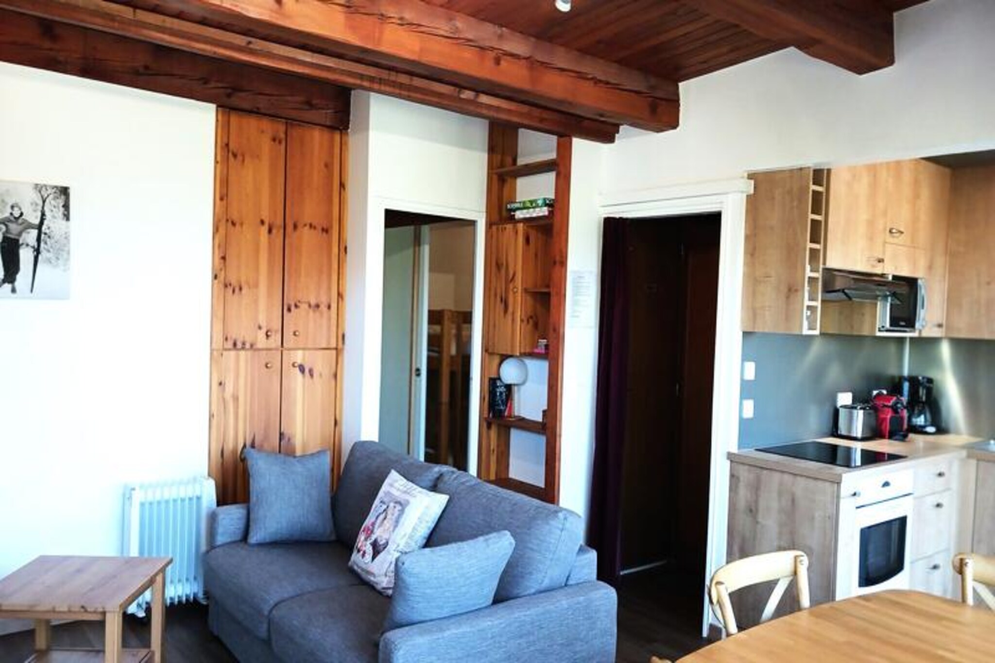 Very pleasant 2-room apartment with mountain corner, recently renovated, in a quiet area 50 meters from the slopes