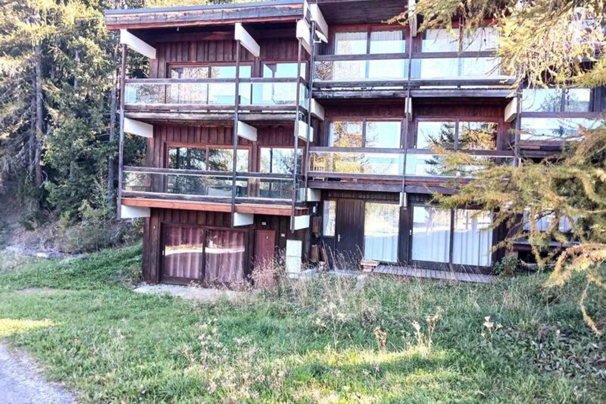In the serene 2 Tetes neighborhood of Arc 1600, this charming apartment offers a tranquil retreat for your mountain getaway. With ski departure and return just 50 meters from the residence, you’ll enjoy effortless access to the slopes, making it an ideal choice for winter sports enthusiasts. The south-facing terrace provides a picturesque view of the surrounding slopes, inviting you to soak in the alpine atmosphere from the comfort of your own space. Whether you’re visiting in winter or summer, this residence promises a perfect blend of relaxation and adventure.
Inside, the 32 m² apartment is thoughtfully designed to accommodate up to four guests. The main living area features a cozy double sofa bed, while the separate bedroom offers a comfortable double bed, ensuring restful nights after active days. The kitchen is fully equipped with ceramic hobs, a combination oven and microwave, a dishwasher, and a refrigerator, making it easy to prepare delicious meals. Additional conveniences include a television, a washing machine, a ski locker, and even a garage for added ease during your stay.
The residence is ideally situated just 800 meters, or a 12-minute walk, from the lively Arc 1600 resort center, where you’ll find a variety of shops, restaurants, and entertainment options. For those who prefer not to walk, a shuttle bus stop is conveniently located nearby. Free municipal parking in front of the residence ensures hassle-free arrivals and departures.
Awarded the prestigious Paradiski 4 Cristaux rating, this apartment combines comfort, convenience, and stunning views, making it the perfect base for exploring the breathtaking landscapes of the French Alps. Whether you’re carving through fresh powder in winter or hiking scenic trails in summer, this residence offers an unforgettable alpine experience.