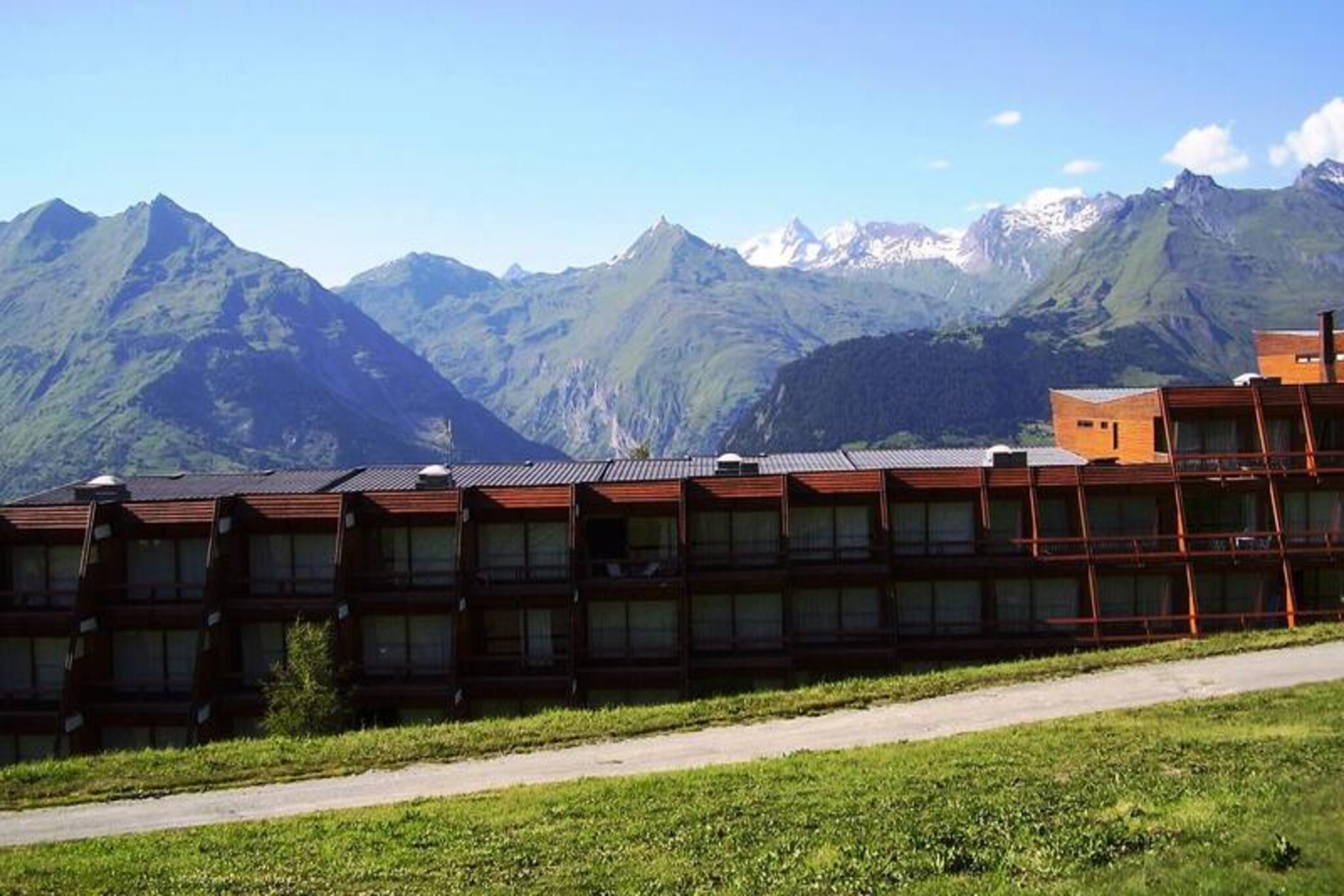 Set against the breathtaking backdrop of Mont Blanc, this charming two-room cabin apartment in Arc 1600 offers an idyllic retreat for both winter and summer escapes. Just 50 meters from the slopes, this cozy haven invites you to immerse yourself in the beauty of the French Alps, where adventure and relaxation blend seamlessly. From its north-facing windows, enjoy uninterrupted views of the majestic Mont Blanc, a sight that will leave you in awe every morning.
Designed to accommodate up to four guests, the 31m² apartment is thoughtfully arranged to maximize comfort and functionality. The sleeping alcove features a double bed, while a separate bedroom with bunk beds ensures privacy and practicality for families or small groups. The kitchen is fully equipped with modern appliances, including induction hobs, a combination oven, and a dishwasher, making it easy to prepare hearty meals after a day on the slopes. A spacious bathroom with a bathtub and a separate toilet adds to the convenience, while a television and ski locker enhance your stay.
Perfectly located near the resort center, you’ll find shops, restaurants, and the ski school just a short stroll away. Whether you’re skiing in the winter or hiking in the summer, the proximity to the slopes and trails ensures endless opportunities for outdoor fun. The vibrant atmosphere of Arc 1600, combined with the serene alpine surroundings, creates an unforgettable experience for every traveler.
Choose this apartment for its unbeatable location, stunning views, and cozy ambiance. Whether you’re seeking thrilling adventures or peaceful moments in nature, this is the perfect base for your alpine getaway.