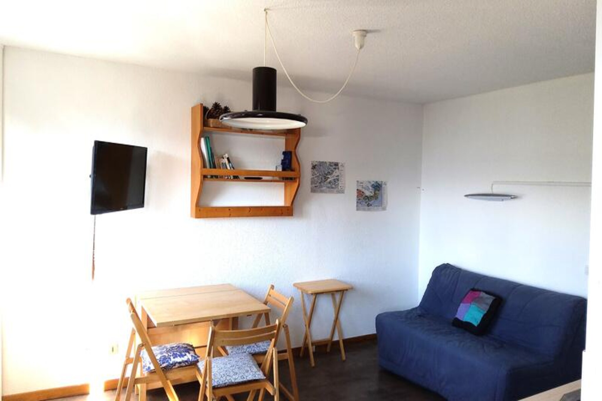 High above the Tarentaise Valley, this cozy retreat in Arc 1600 offers a serene escape for skiers and nature lovers alike. With its peaceful location just a 15-minute walk from the resort center, slopes, and ski lifts, this apartment is the perfect base for exploring the breathtaking Paradiski area. Whether you're visiting in winter or summer, the surrounding alpine beauty promises unforgettable moments.
This 32m² apartment, located on the 4th floor of a residence with an elevator, comfortably accommodates up to four guests. The living room features a double sofa bed, while the separate bedroom offers a cozy double bed. The open-plan kitchen is fully equipped with modern appliances, including a ceramic hob, oven, microwave, dishwasher, and refrigerator, making it easy to prepare meals after a day of adventure. A shower room with a toilet, a television, and a washing machine add to the convenience of your stay. Please note that this is a non-smoking apartment, and pets are not allowed.
The residence is conveniently located near a shuttle stop and just 500 meters from shops and slopes, ensuring easy access to everything you need. Outdoor parking is available nearby, making it simple to explore the wider area. In summer, enjoy hiking and biking trails that wind through the lush alpine meadows, while winter brings world-class skiing right to your doorstep.
Whether you're seeking thrilling outdoor adventures or a tranquil mountain retreat, this apartment in Arc 1600 offers the perfect combination of comfort, convenience, and stunning natural surroundings. Book your stay today and experience the magic of the French Alps.