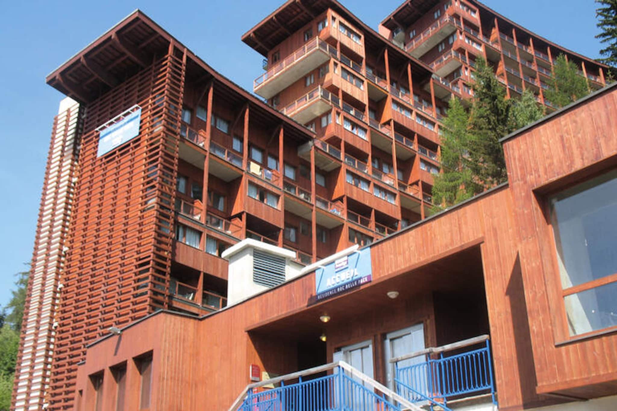 3-room apartment for 8 people in Arc 1600 next to the slopes and shops, with free access to the swimming pool and sauna.
