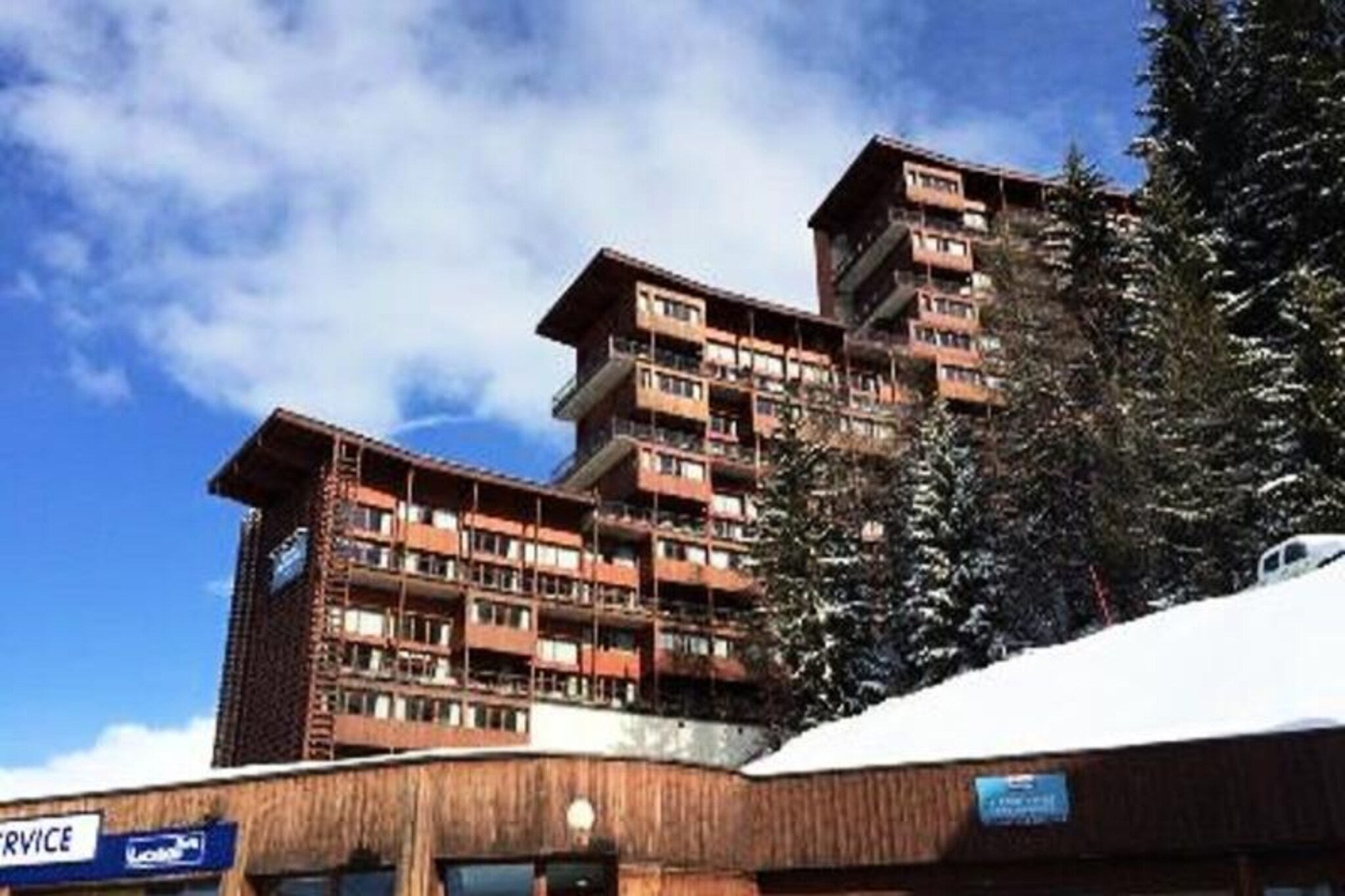 Perched high in the heart of Arc 1600, this charming 2-bedroom mezzanine apartment offers a warm alpine retreat with breathtaking views of the surrounding slopes, valley, and majestic mountains. Imagine waking up to the sun rising over the peaks, stepping out onto your south-, east-, or west-facing balcony, and breathing in the crisp mountain air. This is the perfect setting for both winter ski adventures and summer escapes amidst nature’s beauty. Located just a 5-minute walk from the resort center and ski lifts, convenience and tranquility blend seamlessly here.
Spanning 63m², this non-smoking apartment comfortably accommodates up to 8 guests. The living room features a cozy double sofa bed, while upstairs you’ll find a bedroom with a double bed and en-suite shower, another bedroom with two single beds, and a mezzanine with two additional single beds. The open-plan kitchen is fully equipped with ceramic hobs, a microwave, a dishwasher, and a refrigerator, making it easy to prepare meals after a day of exploration. Two bathrooms—one with a bathtub and a separate toilet, and another with a bathtub and toilet upstairs—ensure everyone’s comfort.
Guests will enjoy free access to the residence’s swimming pool and sauna, perfect for unwinding after a day on the slopes or hiking trails. Additional amenities include a television, a ski locker, and a covered parking space. Paid Wi-Fi is available for those who wish to stay connected, and a laundromat is conveniently located on the same floor.
With its prime location near the ski lifts, this apartment is ideal for those looking to immerse themselves in the vibrant energy of Arc 1600. Whether you’re here to carve through fresh powder, explore scenic trails, or simply relax and soak in the alpine atmosphere, this residence promises an unforgettable stay in the French Alps.