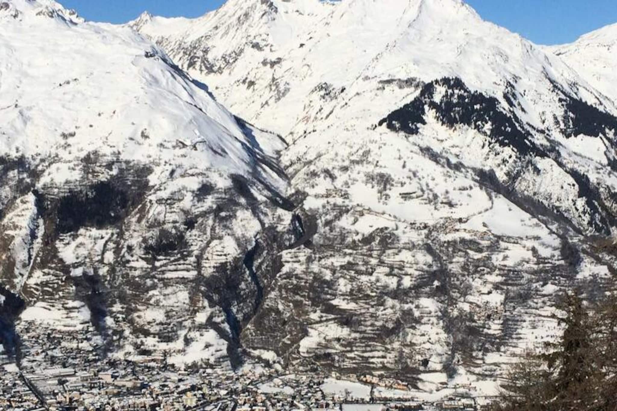 3-room apartment for 8 people in Arc 1600 next to the slopes and shops, with free access to the swimming pool and sauna.