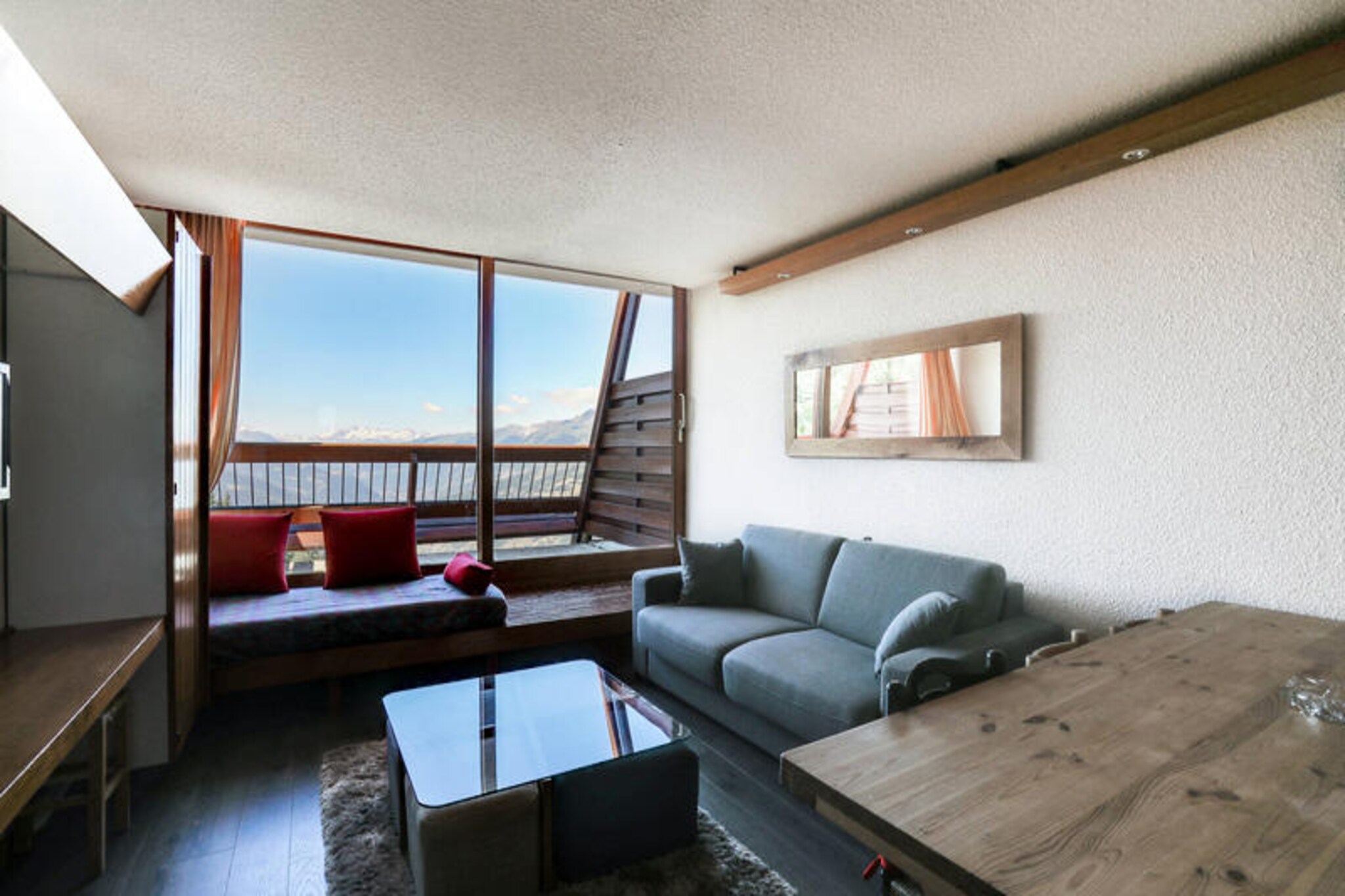 Apartment for 6 people in Arc 1600 close to the slopes and shops.
