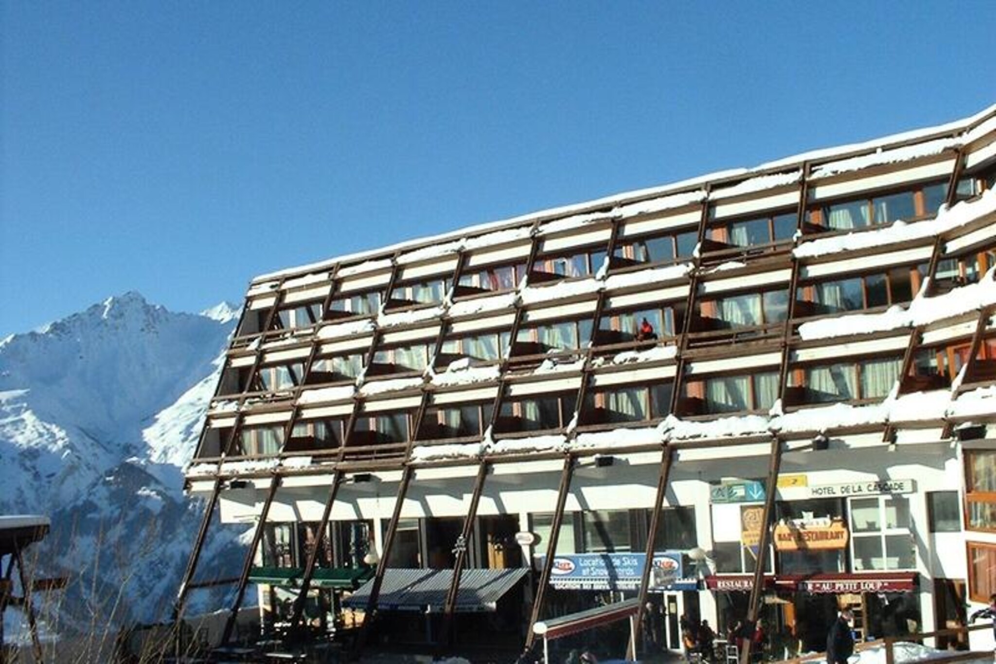 In the heart of Arc 1600, where the charm of alpine life meets modern convenience, this cozy studio offers a front-row seat to the vibrant Place du Soleil and the surrounding slopes. Imagine waking up to the golden rays of the sun streaming through your south-facing balcony, with the snowy pistes just 50 meters away, ready to welcome you for a day of adventure. Whether you're here for a winter ski escape or a summer mountain retreat, this residence places you at the epicenter of activity and relaxation.
The studio, located on the 6th floor of a well-maintained building with an elevator, is thoughtfully designed to accommodate up to four guests. The living area features a pull-out sofa bed and a set of bunk beds, making it ideal for families or small groups. A fully equipped kitchenette with an electric stovetop, microwave, and refrigerator allows you to prepare meals at your convenience, while the bathroom with a bathtub and separate toilet ensures comfort after a day on the slopes or trails. A television adds to the homely atmosphere, making this a perfect base for your alpine getaway.
Step outside, and you'll find yourself surrounded by the lively energy of Arc 1600. Shops, restaurants, and ski lifts are all within easy reach, ensuring you have everything you need for a seamless holiday experience. In winter, the slopes beckon with pristine snow, while summer transforms the area into a haven for hikers and nature enthusiasts. Shared parking nearby adds to the convenience, making it easy to explore the wider region.
Whether you're drawn by the thrill of skiing, the serenity of mountain landscapes, or the vibrant village atmosphere, this studio offers an inviting retreat where unforgettable memories are made. Book your stay and experience the magic of the French Alps.
