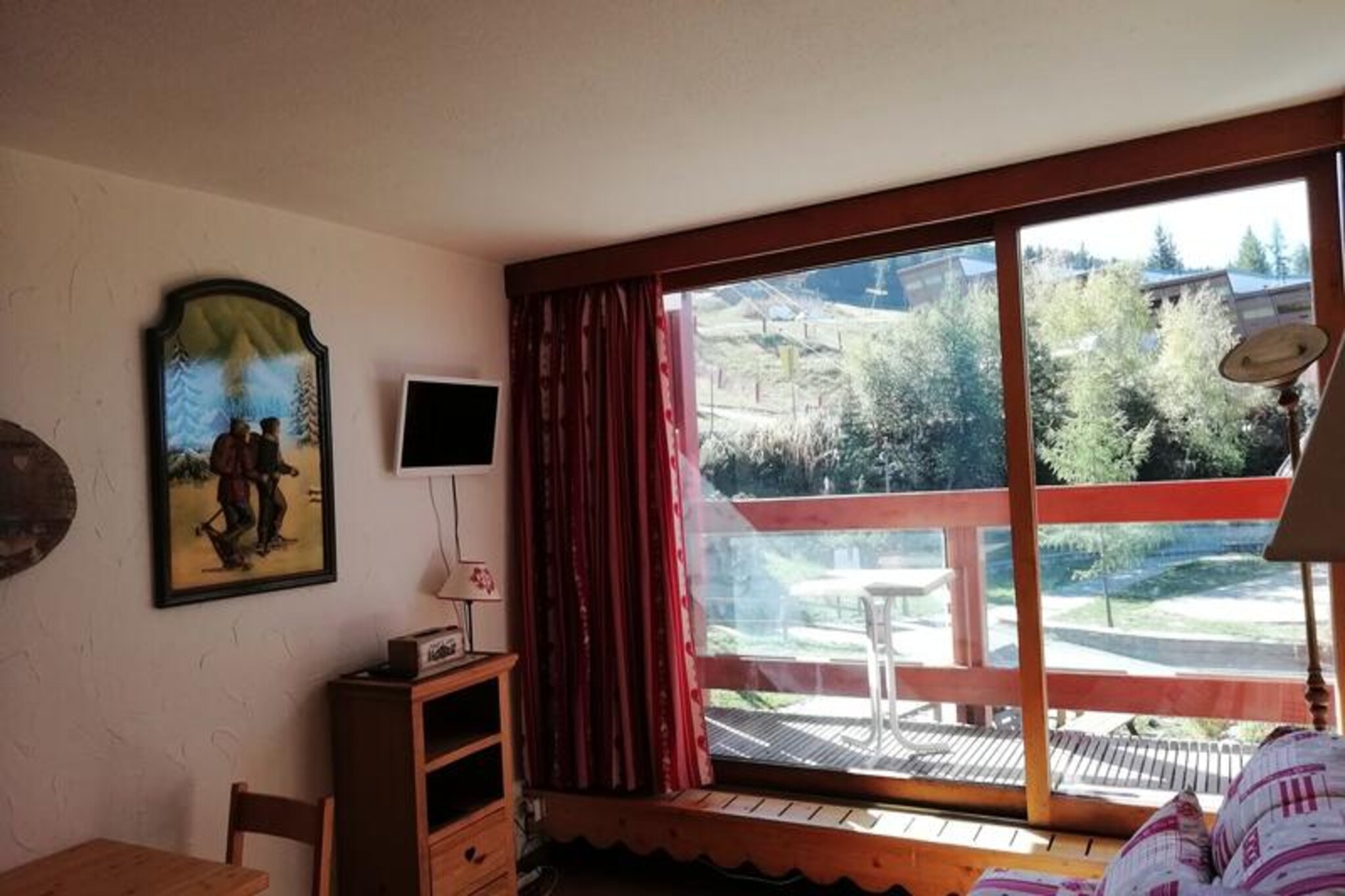 High above the Tarentaise Valley, this charming studio in Arc 1600 invites you to experience the magic of the French Alps. With its southern-facing balcony offering picturesque views of the slopes, this cozy retreat is perfect for a romantic getaway or a quiet escape for two. Whether you're here to carve through fresh powder in winter or explore lush mountain trails in summer, this residence places you at the heart of alpine adventure.
Compact yet thoughtfully designed, the 21m² studio is located on the third floor of a residence with an elevator. The living area features a comfortable sofa bed, while the well-equipped kitchen includes ceramic hobs, a combination oven/microwave, and a fridge with a freezer compartment, making it easy to prepare meals after a day of exploration. The bathroom comes with a relaxing bathtub, and a separate toilet adds convenience. Additional amenities such as a television and a ski locker ensure a comfortable and practical stay.
Situated just steps from the ski lifts, slopes, and local shops, this residence offers unparalleled convenience. In winter, enjoy effortless access to the pristine runs of the Paradiski domain, while summer brings opportunities for hiking, mountain biking, and soaking in the breathtaking alpine scenery. Shared parking nearby adds to the ease of your stay.
Whether you're seeking thrilling outdoor adventures or tranquil moments surrounded by nature, this studio in Arc 1600 is your gateway to unforgettable alpine memories. Relax, recharge, and let the beauty of the French Alps inspire your next getaway.