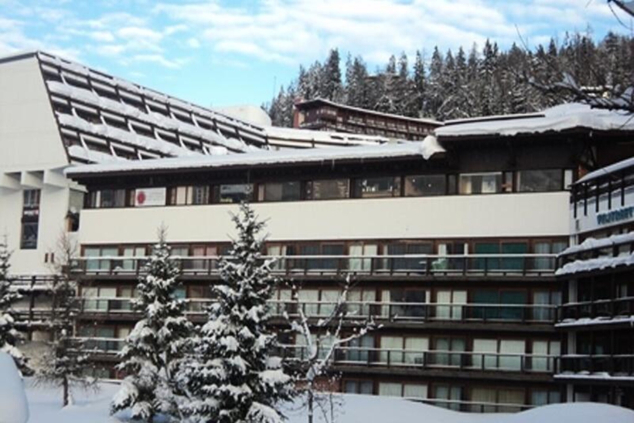 Very pleasant two-room cabin apartment ideally located in the resort center at the foot of the ski lifts
