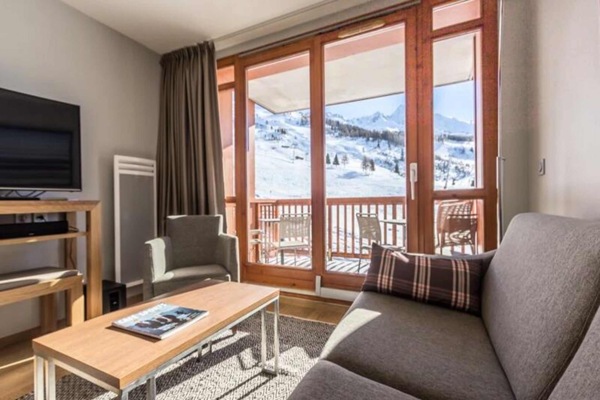 High above the sweeping Tarentaise Valley, this elegant 4-star residence in Les Arcs 1800 invites you to experience the ultimate alpine retreat. With breathtaking views from its southwest-facing balcony, this modern apartment combines luxury with the charm of the mountains, offering a serene escape for families and groups alike. Whether you're here for winter skiing adventures or summer hikes, the beauty of the Paradiski area surrounds you at every turn.\n\nSpanning 73 square meters, the apartment comfortably accommodates up to six guests across three thoughtfully designed bedrooms. The master bedroom features a double bed and en-suite bathroom, while the second bedroom provides another double bed, and the third offers two single beds. The open-plan living area boasts a cozy sofa, armchair, and TV, seamlessly connected to a fully equipped kitchen with premium appliances such as a dishwasher, oven, microwave, and Magimix coffee maker. Additional amenities include Wi-Fi, a Bose Hi-Fi system, a laundry room with a washer and dryer, and a ski locker for your convenience.\n\nSituated in the prestigious Edenarc au Chantel resort, guests enjoy exclusive access to a swimming pool, spa, and fitness room. After a day on the slopes or exploring the trails, unwind in the sauna, hammam, or jacuzzi, or savor a meal at the nearby Voga Goga restaurant. The Dahu cable car, just minutes away, connects you effortlessly to the resort center, while a free shuttle service ensures easy access to shops, ski rentals, and après-ski activities.\n\nWhether you seek thrilling snow sports, tranquil hikes in the Vanoise National Park, or simply a moment of relaxation in the mountains, this residence offers an unforgettable alpine experience. Let the majestic peaks and vibrant village life of Les Arcs inspire your next adventure.