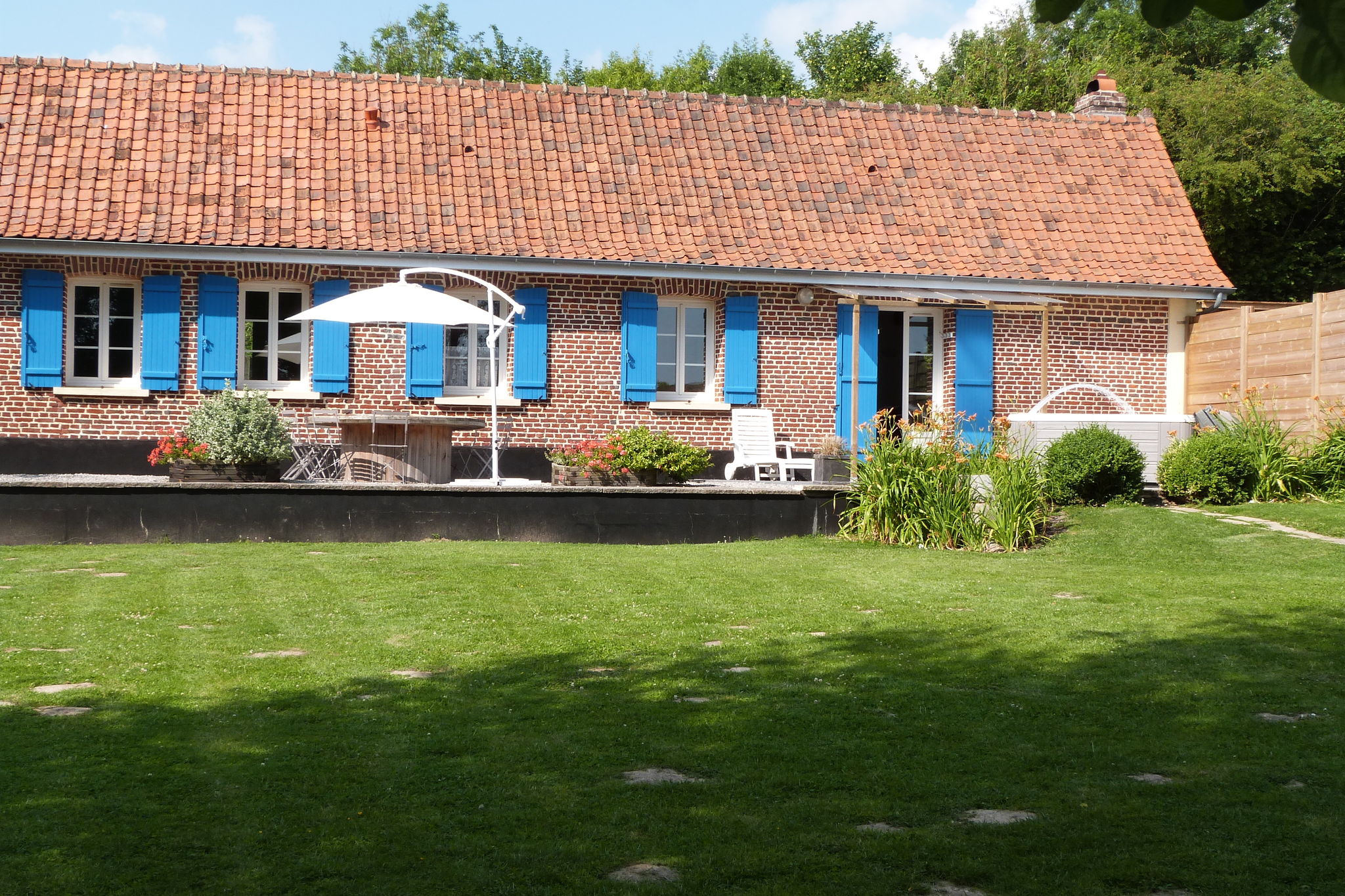 Schönes Ferienhaus mit Whirlpool in Mouriez, Nordfrankreich