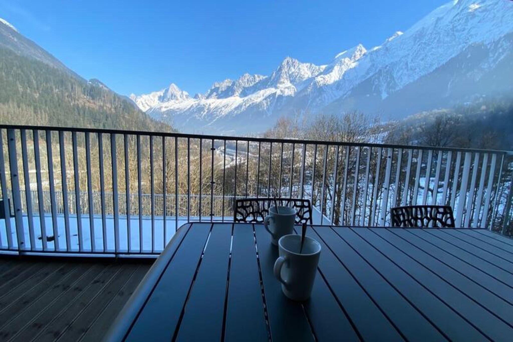 In the heart of the picturesque Bellevue district of Les Houches, this modern alpine apartment offers a serene retreat surrounded by breathtaking mountain views. Just a short stroll from the Kandahar slopes and only 250 meters from the Bellevue cable car, it’s perfectly situated for those seeking both adventure and relaxation in the French Alps. Whether you’re here to carve through pristine snow or explore lush summer trails, this property places you at the center of it all.
Inside, the 60m² apartment is thoughtfully designed to accommodate up to four guests. The open-plan living and dining area features a cozy seating space with a TV, leading to a spacious terrace where you can soak in the crisp alpine air. The fully equipped kitchen, complete with an induction hob, refrigerator, dishwasher, oven, and microwave, makes meal preparation a breeze. The two bedrooms, including a master with an en-suite shower room and a cabin-style room, both offer flexible bedding configurations to suit your needs. Additional comforts include a bathroom with a bathtub and washer-dryer, a separate toilet, and convenient underground parking.
Guests can also enjoy access to the residence’s luxurious amenities, including a swimming pool (seasonal), sauna, and gym, perfect for unwinding after a day of adventure. With a bus stop just 100 meters away and the train station 1.7 kilometers from the property, exploring the wider Chamonix Valley is effortless.
Whether you’re visiting for world-class skiing, hiking, or simply to relax amidst the stunning alpine scenery, this apartment offers the perfect blend of comfort, convenience, and charm. Experience the magic of Les Houches and create unforgettable memories in this idyllic mountain escape.