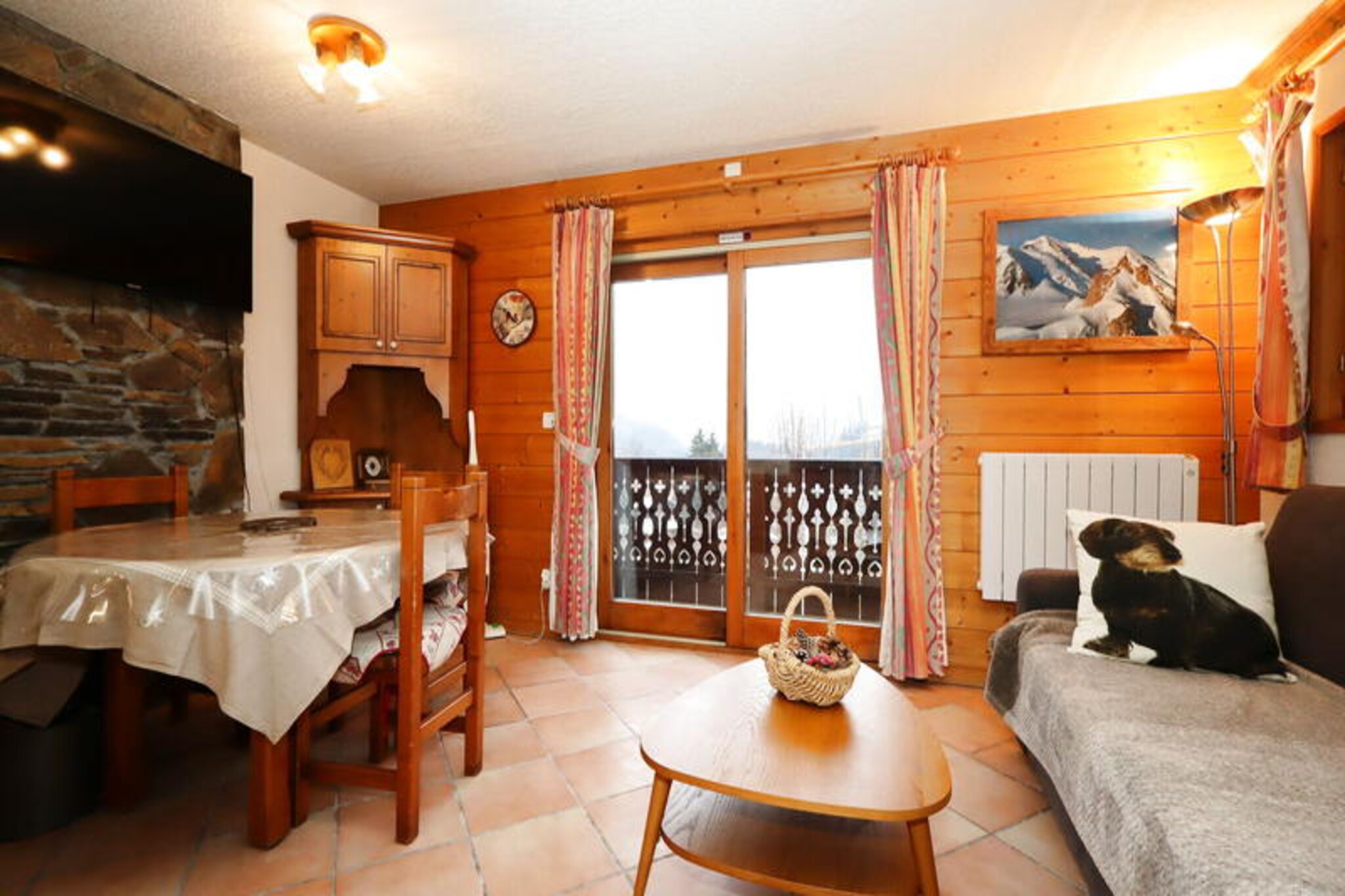 Imagine waking up to the breathtaking views of the Fiz mountain range and the iconic Mont Blanc, where every moment feels like a postcard come to life. This charming 2-room cabin apartment in Les Houches offers the perfect alpine escape for families or friends, combining comfort, convenience, and stunning natural surroundings. Located just 300 meters from the Prarion cable cars and 1.9 kilometers from the heart of Les Houches, you’ll have easy access to both thrilling outdoor adventures and the quaint charm of the village.
Step inside this 32m² retreat and discover a thoughtfully designed space that accommodates up to six guests. The living room invites you to relax with its cozy sofa bed, television, and dining area, all opening onto a balcony with panoramic views. The fully equipped kitchen, complete with a stovetop, oven, dishwasher, washing machine, and refrigerator, makes meal preparation a breeze. The main bedroom features a comfortable double bed and ample storage, while the cabin bedroom with its bunk bed is perfect for children or additional guests. A modern bathroom with a shower and a separate toilet add to the convenience.
After a day on the slopes or exploring the trails, unwind in the residence’s indoor pool, open daily from 9 a.m. to 9 p.m. The property also includes a ski locker and shared outdoor parking, ensuring a hassle-free stay. For added comfort, optional services such as Wi-Fi, linen rental, and childcare equipment are available. Pets are welcome, making it a true home away from home for the whole family.
Whether you’re here to ski, hike, or simply soak in the alpine beauty, this apartment offers a serene and practical base for your mountain adventures. With the majestic Mont Blanc as your backdrop, every day in Les Houches is an unforgettable experience.