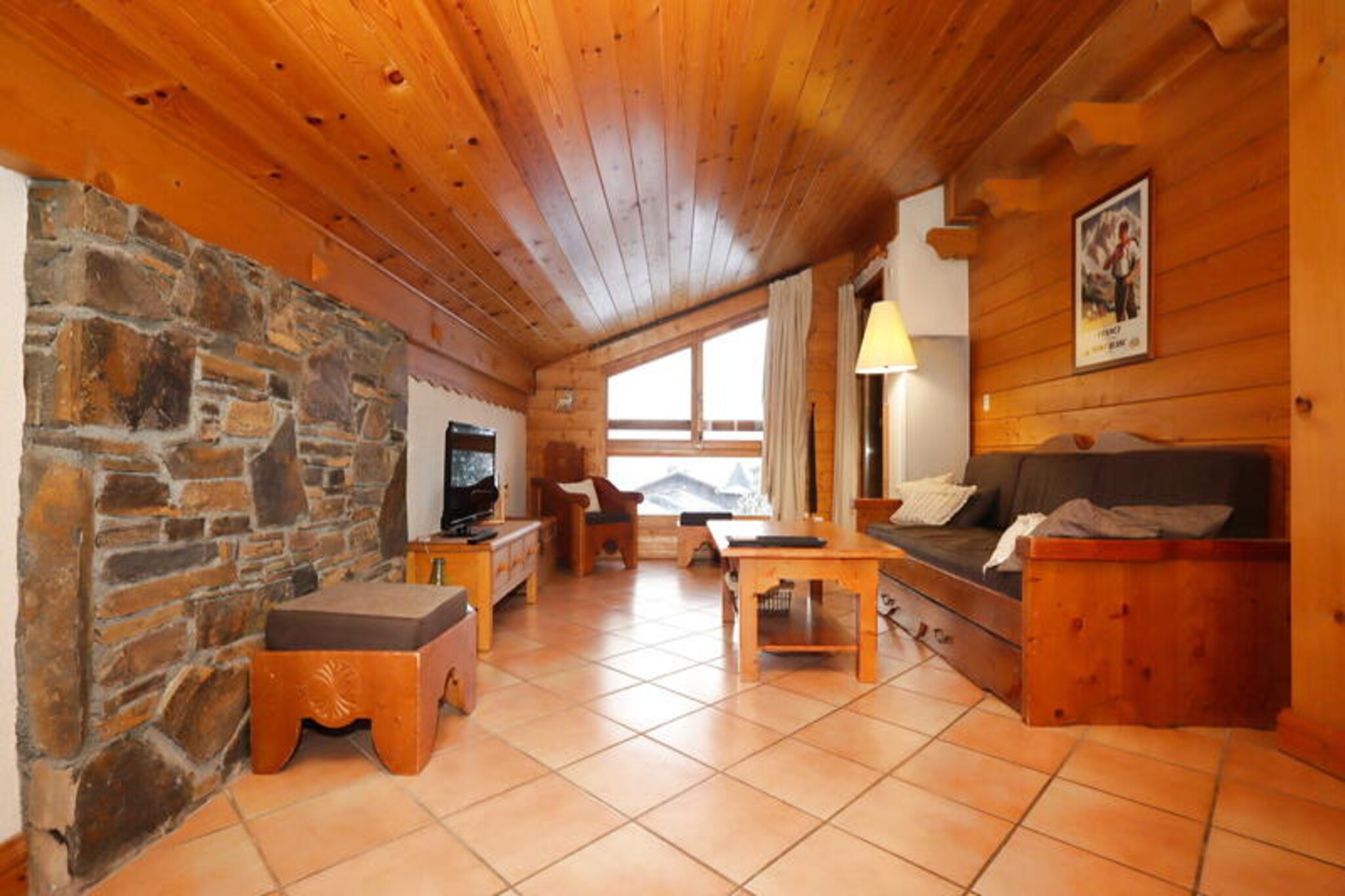 With breathtaking views of the Mont Blanc range, this charming 2-room cabin apartment in Les Houches offers the perfect alpine retreat for families and friends. Just 200 meters from the Prarion cable car, you’ll be moments away from the slopes, while the tranquil setting invites you to unwind and reconnect with nature. The residence’s indoor pool and shared outdoor parking add to the convenience, making it an ideal base for year-round mountain adventures.
The 37m² apartment comfortably accommodates up to six guests. The living room features a pull-out sofa, a television, and a cozy dining area, creating a welcoming space to relax after a day of exploring. The fully equipped kitchen includes a 4-burner electric stovetop, dishwasher, oven, refrigerator, and microwave, ensuring you have everything you need to prepare delicious meals. The sleeping arrangements include a double bedroom with a 160x200cm bed, a second bedroom with two single beds and a mezzanine, and additional sleeping space in the living room. A bathroom with a bathtub and a separate toilet complete the layout, offering both comfort and practicality.
Located just 1.9km from the center of Les Houches, you’ll find a variety of restaurants, bars, bakeries, and shops, including a Carrefour Contact, within easy reach. Whether you’re skiing in winter or hiking in summer, the surrounding area offers endless opportunities for outdoor activities. The residence’s proximity to the Prarion cable car ensures quick access to the slopes, while the indoor pool provides a relaxing way to unwind after an active day.
Choose this apartment for its unbeatable location, stunning mountain views, and family-friendly amenities. Whether you’re seeking adventure or relaxation, this alpine getaway promises a memorable stay in the heart of the French Alps.