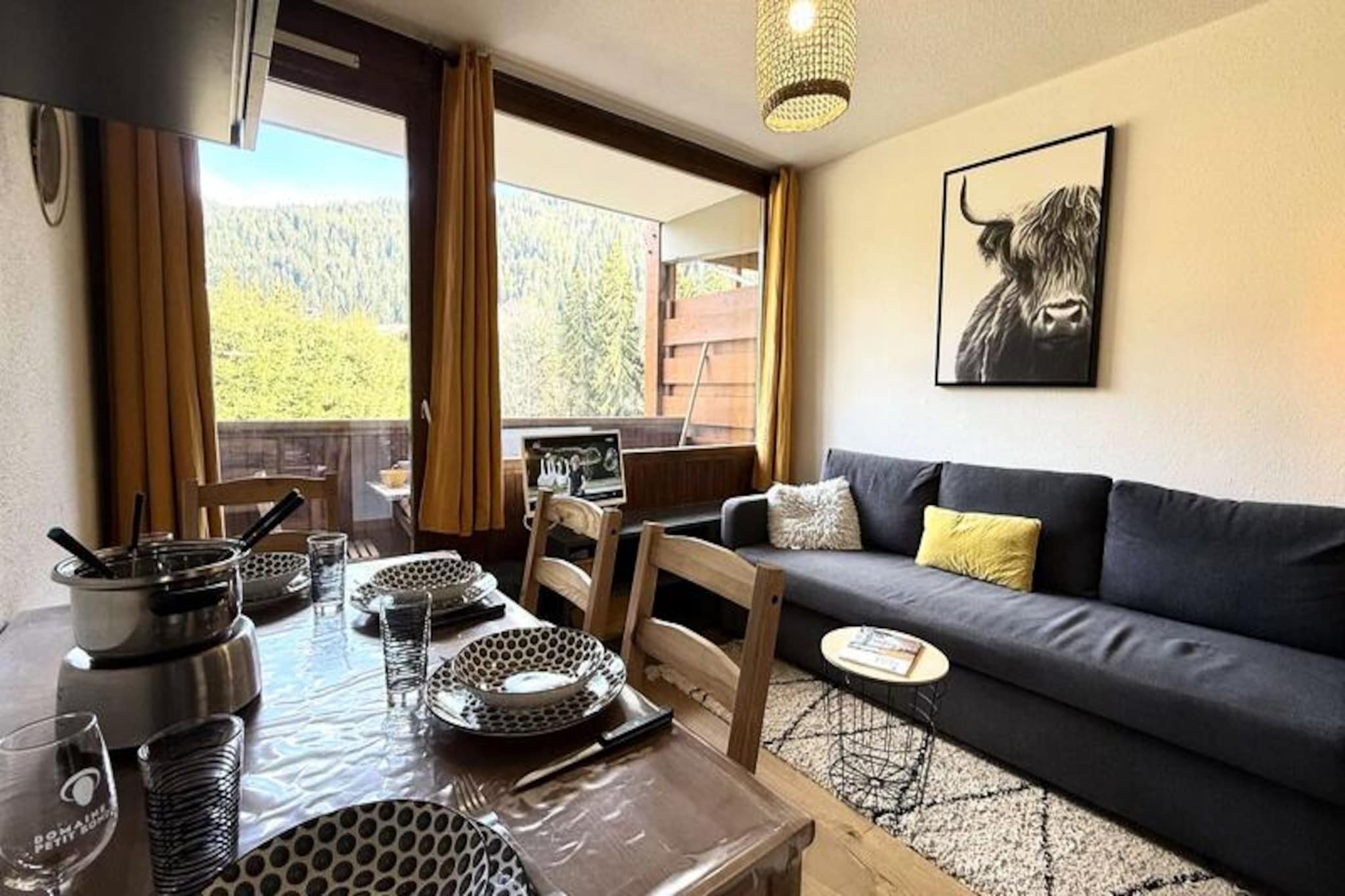 In the heart of the French Alps, this charming 18 m² holiday studio offers a cozy retreat for those seeking a mountain escape. Situated on the first floor of a residence just 300 meters from the ski slopes and shops of Le Cernix, it’s the perfect base for winter sports enthusiasts and nature lovers alike. The studio’s balcony invites you to soak in the crisp alpine air while enjoying views of the surrounding peaks.
Inside, the studio is thoughtfully designed to maximize comfort and functionality. The entrance hall features two bunk beds (note: the top bunk is not suitable for children under six), while the living area includes a comfortable sofa bed, a compact yet fully equipped kitchen, and a dining space. A separate shower room and toilet add convenience to your stay. The residence also provides private parking with a free space and a ski locker, ensuring a hassle-free experience for guests.
Le Cernix is a picturesque village offering easy access to the slopes and a selection of shops and restaurants, all within walking distance. Beyond skiing, the region is a haven for outdoor activities, from snowshoeing in winter to hiking and mountain biking in summer. For added convenience, optional services such as bed linen, towels, Wi-Fi, and baby kits are available, making your stay even more comfortable.
Whether you’re here to carve through powdery slopes or explore the serene alpine trails, this studio offers an inviting and practical home base for unforgettable adventures in the French Alps.