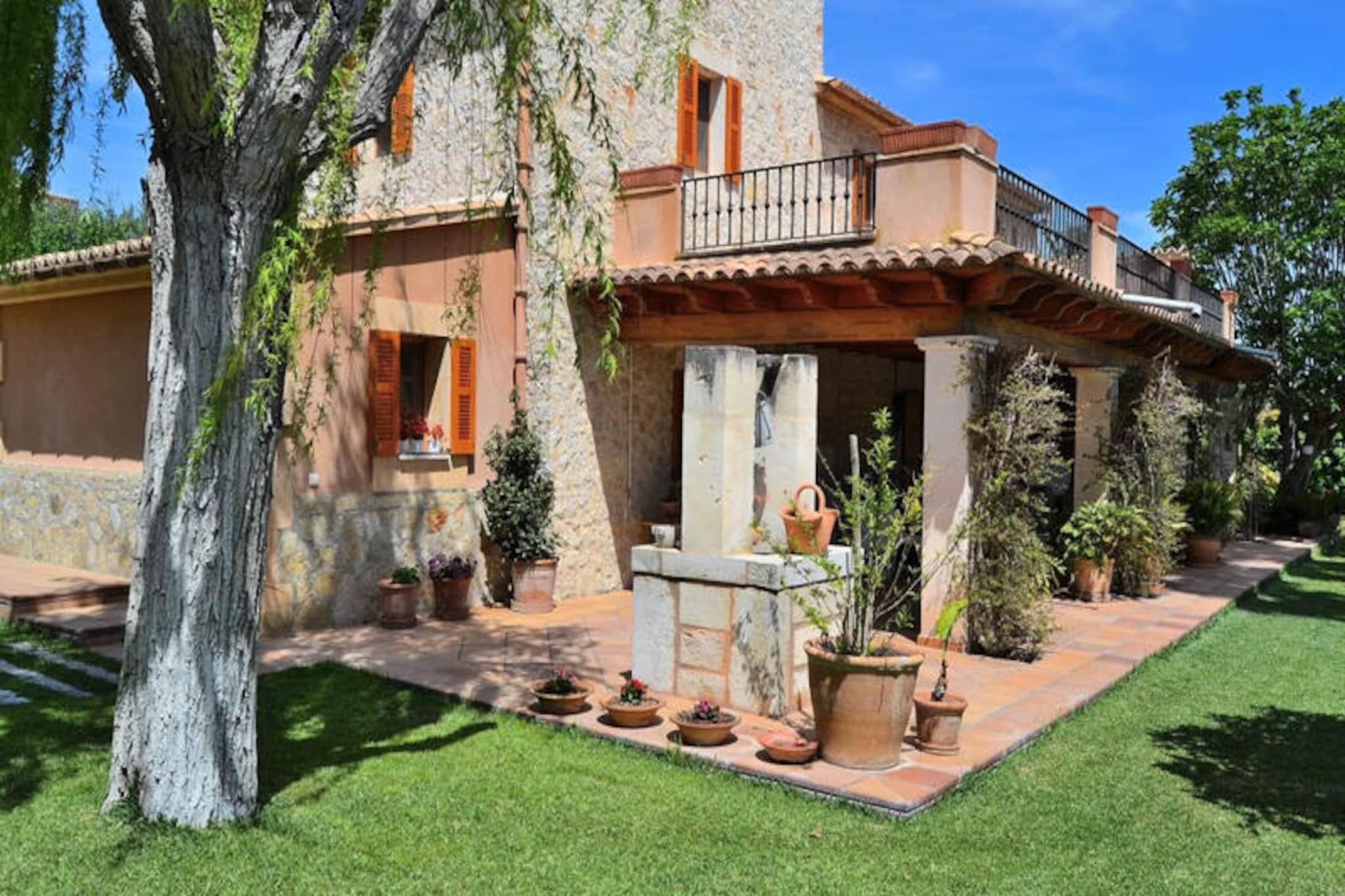 Villa in Binissalem with Pool & Vineyards