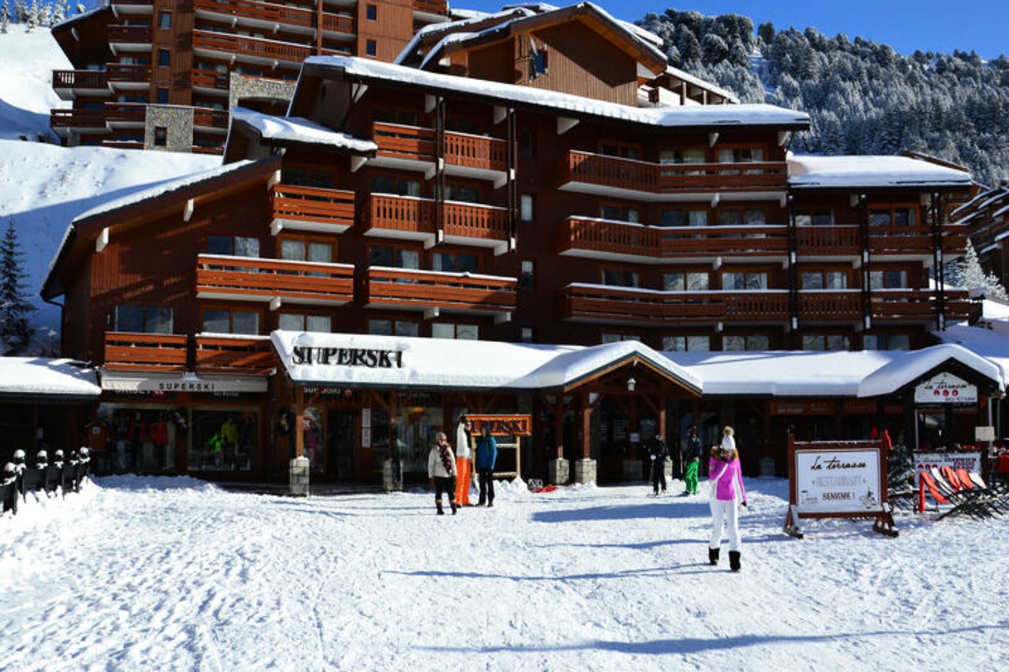 High above the bustling Chatelet shopping center, this charming studio in the Les Sentiers du Tueda - Le Pralin residence invites you to experience the magic of Méribel. With the slopes just steps away, mornings here begin with the crisp alpine air and the promise of thrilling adventures. Whether you're a seasoned skier or a family seeking snowy fun, the nearby ESF meeting point and Piou-Piou kindergarten ensure everyone is ready to hit the slopes with ease. The west-facing balcony offers a serene retreat to soak in the mountain views and golden sunsets after a day of exploration. \n\nDesigned to comfortably accommodate up to four guests, this cozy studio features a sleeping area with bunk beds and a living room with a double sofa bed. The kitchenette is equipped with modern conveniences including a combination microwave, ceramic hobs, and a dishwasher, making it easy to prepare hearty meals after a day on the slopes. A flat-screen TV and warm heating ensure relaxation and comfort during your stay, while the pet-friendly policy means your furry friends can join the adventure too. \n\nThe residence's prime location places you just 100 meters from the Chatelet supermarket and shuttle bus stop, offering seamless access to the village and beyond. In winter, the slopes beckon for skiing and snowboarding, while summer transforms the area into a haven for hiking and mountain biking. Explore the stunning trails, breathe in the fresh alpine air, and discover the charm of Méribel's vibrant community. \n\nWhether you're here for the thrill of the slopes or the tranquility of the mountains, this studio is your gateway to unforgettable alpine memories.