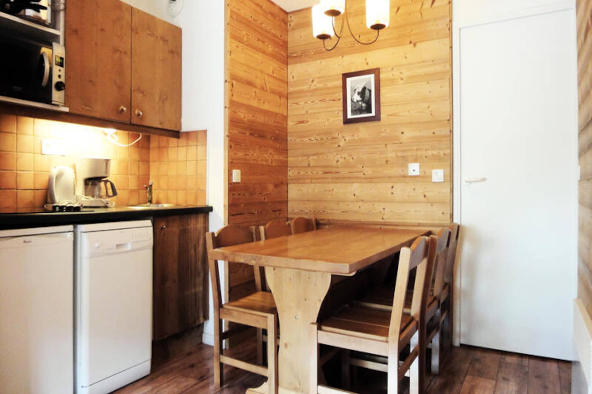 PLEASANT WESTERN DUPLEX, CHATELET DISTRICT, IDEAL FOR FAMILIES