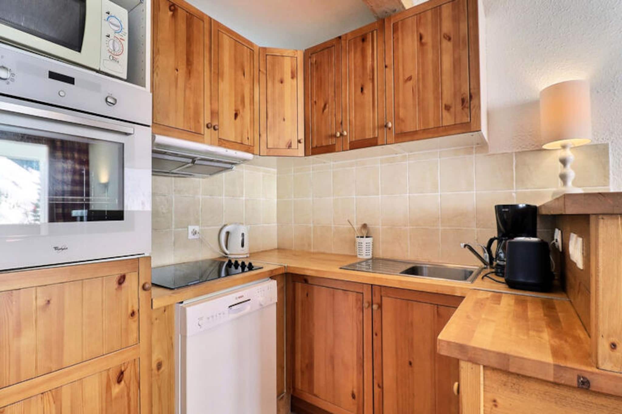 PLEASANT 2-ROOM SKI-IN/SKI-OUT APARTMENT, LARGE SOUTH-FACING BALCONY!
