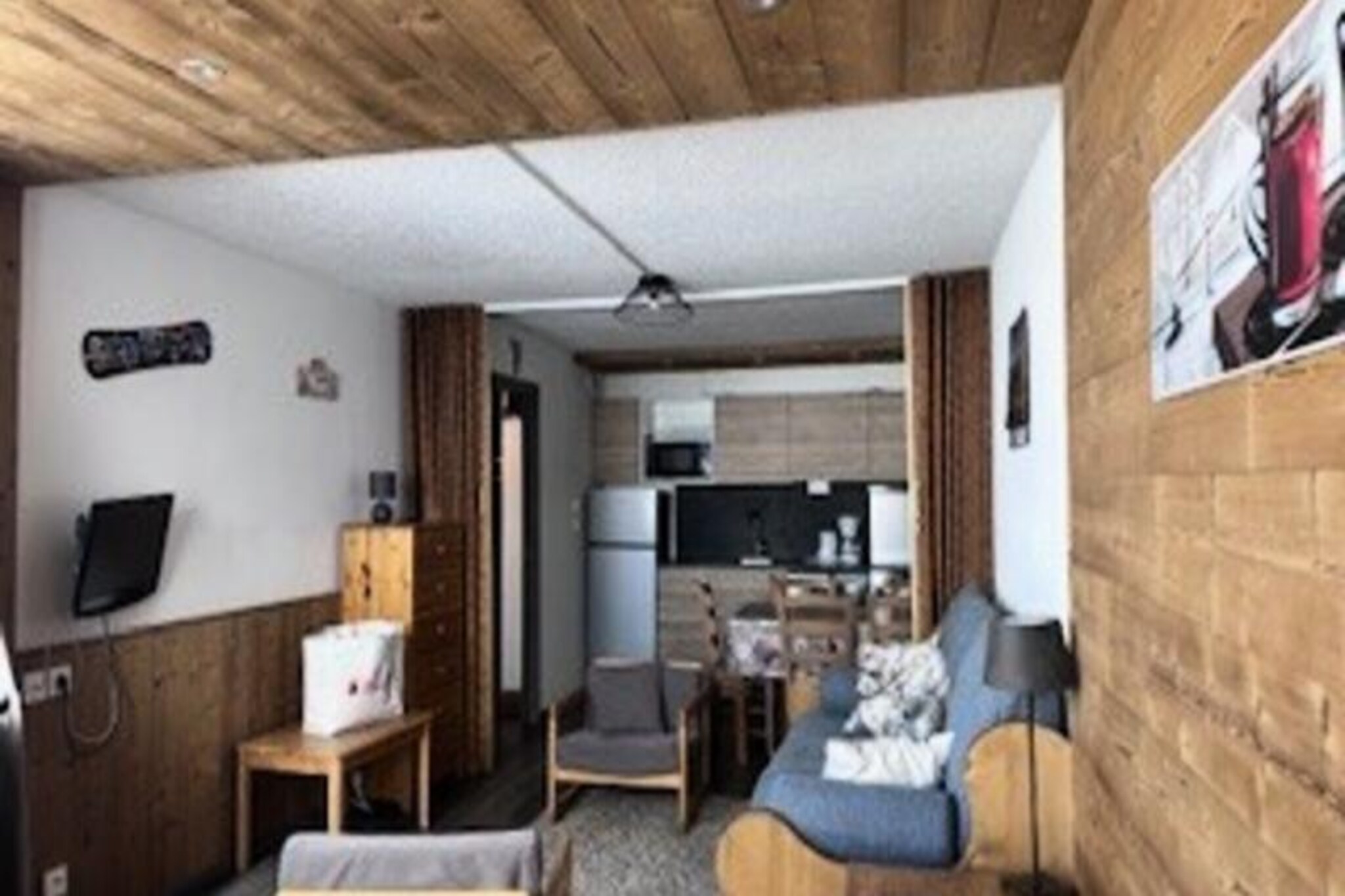 High above the vibrant heart of Val Thorens, this charming apartment in the Péclet district offers a cozy retreat amidst the world-renowned Trois Vallées ski area. With its south-facing orientation, the residence bathes in sunlight, creating a warm and inviting atmosphere for your alpine getaway. Whether you're here to carve through pristine slopes or simply soak in the breathtaking mountain views, this location promises an unforgettable experience.
The 35m² apartment is thoughtfully designed to accommodate up to four guests. The living room features a comfortable sofa bed that transforms into a double bed, while the mezzanine bedroom offers a cozy double bed for restful nights. A well-equipped kitchenette with a microwave, electric stovetop, refrigerator, and dishwasher ensures you can prepare hearty meals after a day of adventure. The bathroom includes a bathtub and sink, with a separate toilet for added convenience. Modern amenities like a television and optional paid Wi-Fi ensure comfort and connectivity throughout your stay.
Step outside, and you'll find yourself just 50 meters from the ski lift ticket office and direct access to the slopes, making it effortless to dive into the snowy paradise. Across the street, the Péclet shopping mall offers everything you need, from a Sherpa supermarket and bakery to restaurants, bars, and a ski school. For ski rentals, the nearby SKISET/GOITSCHEL SPORT shops provide top-notch equipment to enhance your experience.
Whether you're seeking thrilling days on the slopes or tranquil evenings enjoying the alpine charm, this apartment places you at the center of it all. Discover the magic of Val Thorens and create memories that will last a lifetime.