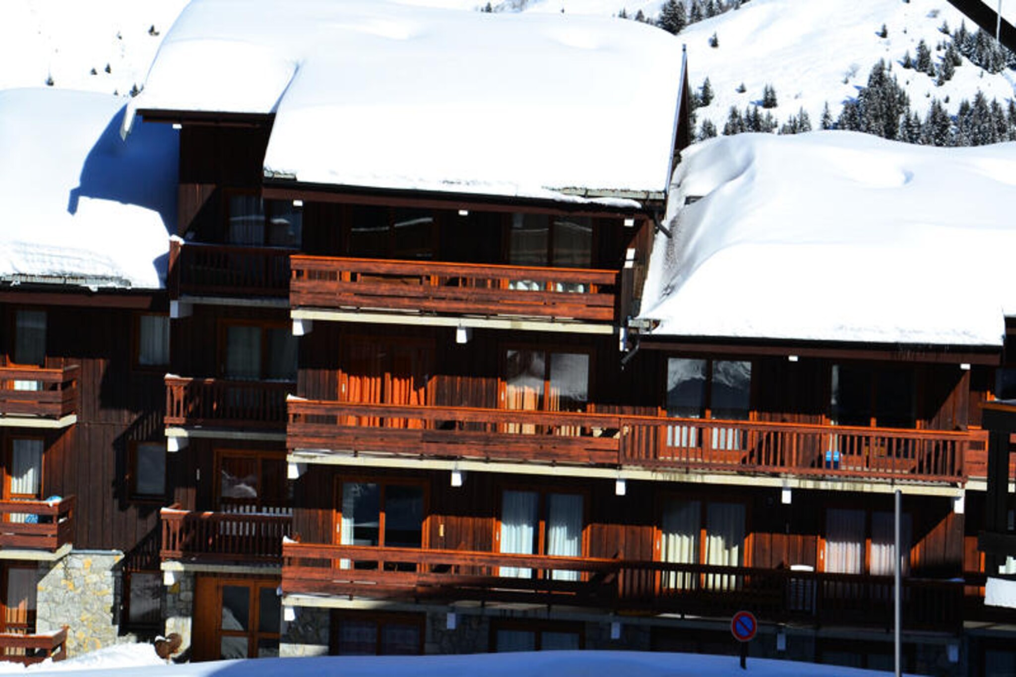 High above the picturesque slopes of Méribel, this charming apartment in the Alpinéa residence offers a cozy retreat for ski enthusiasts and nature lovers alike. Situated in the tranquil Laitelet district, it’s just 250 meters from the Hameau shopping center, making it a perfect blend of seclusion and convenience. Imagine starting your mornings with a short stroll across a small parking lot to reach the 'La Perdrix' green run, which effortlessly connects you to the ski lift departure point and the expansive Three Valleys ski area.
This 3-star-rated apartment, recognized with the Méribel label for its charm, comfortably accommodates up to six guests. The thoughtfully designed 30m² space includes a bedroom with a double bed, a mountain corner with bunk beds, and a living room featuring trundle beds. The open-plan kitchenette is equipped with modern amenities such as a combination microwave/grill oven, refrigerator, dishwasher, and even a small washing machine—perfect for longer stays. After a day on the slopes, unwind on the south-west-facing balcony or relax in the cozy living area with a flat-screen TV. The apartment is pet-friendly, ensuring no family member is left behind.
The residence is easily accessible via the Chalets cable car, which operates from early morning until late evening with free access. Beyond the slopes, the nearby Hameau shopping center offers a variety of shops and dining options, while the vibrant heart of Méribel is just a short ride away. Whether you’re here to ski, explore alpine trails, or simply soak in the serene mountain atmosphere, this apartment provides a welcoming base for unforgettable memories.
Choose this charming retreat for its unbeatable location, thoughtful amenities, and the promise of an authentic alpine experience in one of France’s most beloved ski destinations.