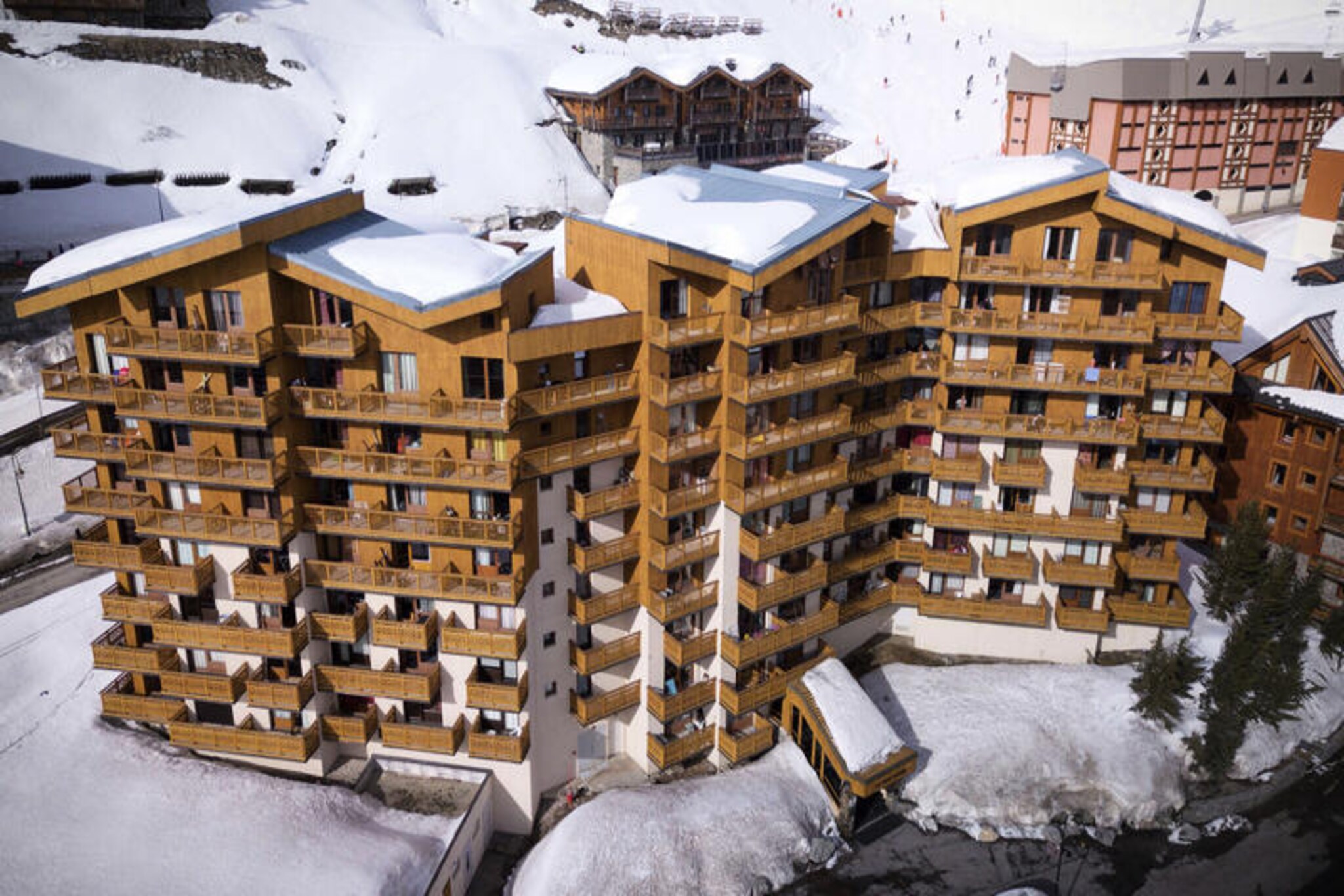In the vibrant heart of Val Thorens, La Roche Blanche offers a cozy alpine retreat perfect for couples or solo travelers seeking both adventure and relaxation. Just steps from the lively Caron district, this property places you within easy reach of shops, restaurants, and the resort's bustling social scene. The nearby sports center, complete with a swimming pool and wellness area, ensures relaxation after a day on the slopes. With ski-in/ski-out access and the slopes only 50 meters away, your alpine adventures begin the moment you step outside.
This charming 24 m² studio is located on the 4th floor of a well-maintained residence with elevator access. Designed for two guests, the space features a comfortable living area with a sofa bed, a television, and a southwest-facing balcony that invites you to soak in the mountain views. The kitchenette is equipped with a microwave, ceramic hob, refrigerator, and mini dishwasher, making it easy to prepare meals at your convenience. The bathroom includes a bathtub, sink, and toilet, ensuring all the essentials for a comfortable stay.
For added convenience, a garage space is available for rent in the basement of the residence, and the SKISET/Goitschel Sport shop is just 100 meters away for all your equipment needs. Beyond the property, Val Thorens offers a wealth of activities, from world-class skiing and snowboarding to après-ski entertainment and fine dining. Whether you're exploring the slopes or unwinding in the wellness center, La Roche Blanche is your gateway to an unforgettable alpine escape.