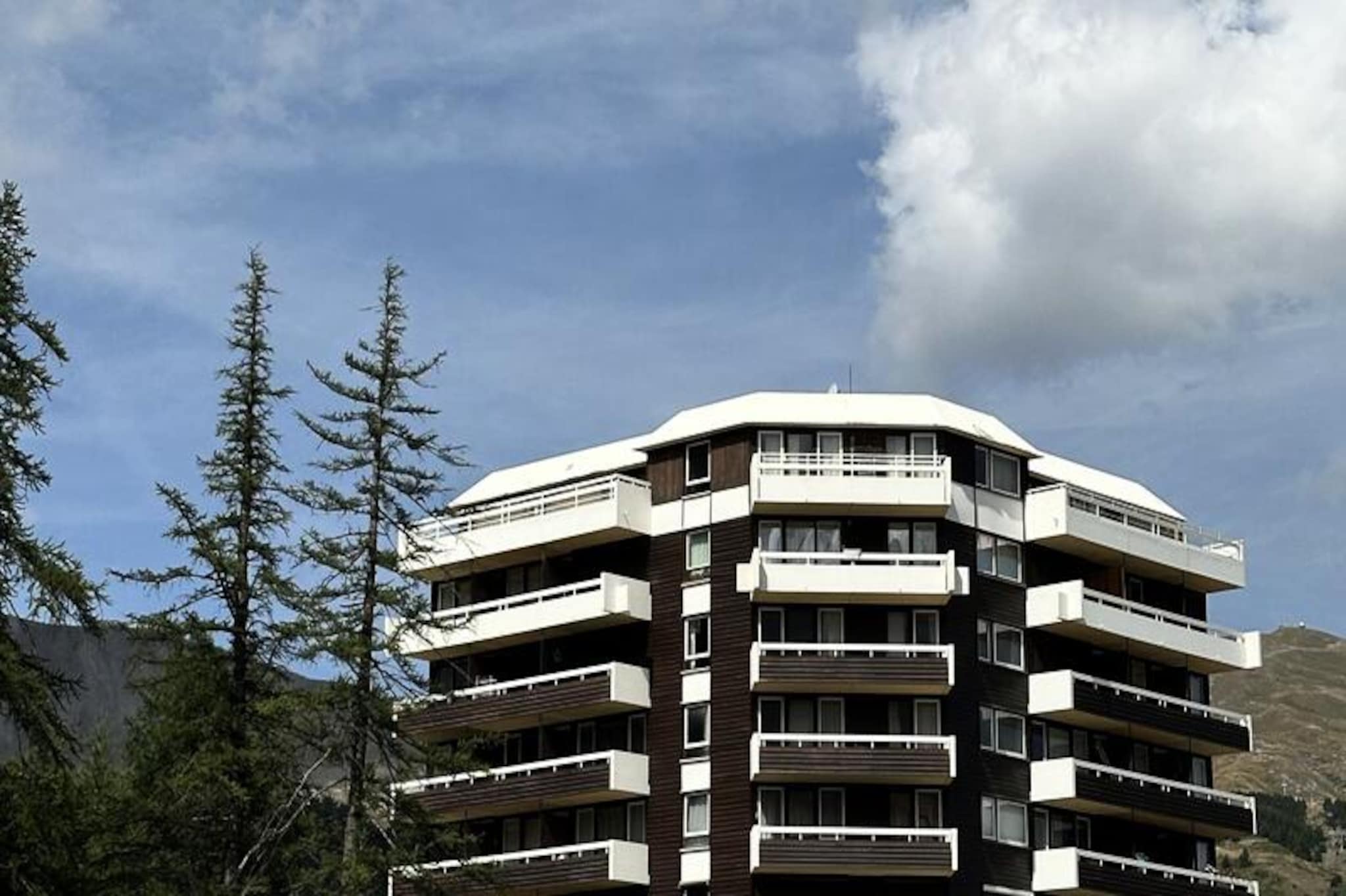High above the picturesque Chemin des Italiens green slope, this cozy ski-in/ski-out apartment offers a perfect alpine retreat for up to four guests. From its elevated position on the 7th floor, you’ll be treated to breathtaking panoramic views of the majestic Écrins mountain range and the surrounding peaks, creating a serene backdrop for your holiday. Whether you're visiting for snow-filled adventures or summer escapades, this charming property places you at the heart of the action.
The apartment is thoughtfully designed for comfort and convenience. The living room features a fully equipped open-plan kitchen with modern amenities including a dishwasher, combination oven, refrigerator, filter coffee machine, and a raclette grill for those cozy mountain dinners. Relax in the living area with a television, or unwind in the bathroom, complete with a bathtub and toilet. For sleeping arrangements, a sleeping alcove with two single bunk beds is ideal for children or friends, while the sofa bed in the living room transforms into a comfortable double bed.
Step outside, and you’re just moments from the four-season luge, toboggan run, and Sherpa restaurant, as well as equipment rental shops for all your skiing needs. A free bus stop at the foot of the building provides easy access to the entire resort, while the nearby Point Show, only 500 meters away, offers a new swimming pool and a variety of shops. Parking spaces are conveniently located nearby, ensuring a hassle-free stay.
Whether you're here to carve through pristine slopes, explore scenic trails, or simply soak in the alpine charm, this apartment promises an unforgettable escape in the heart of the French Alps.