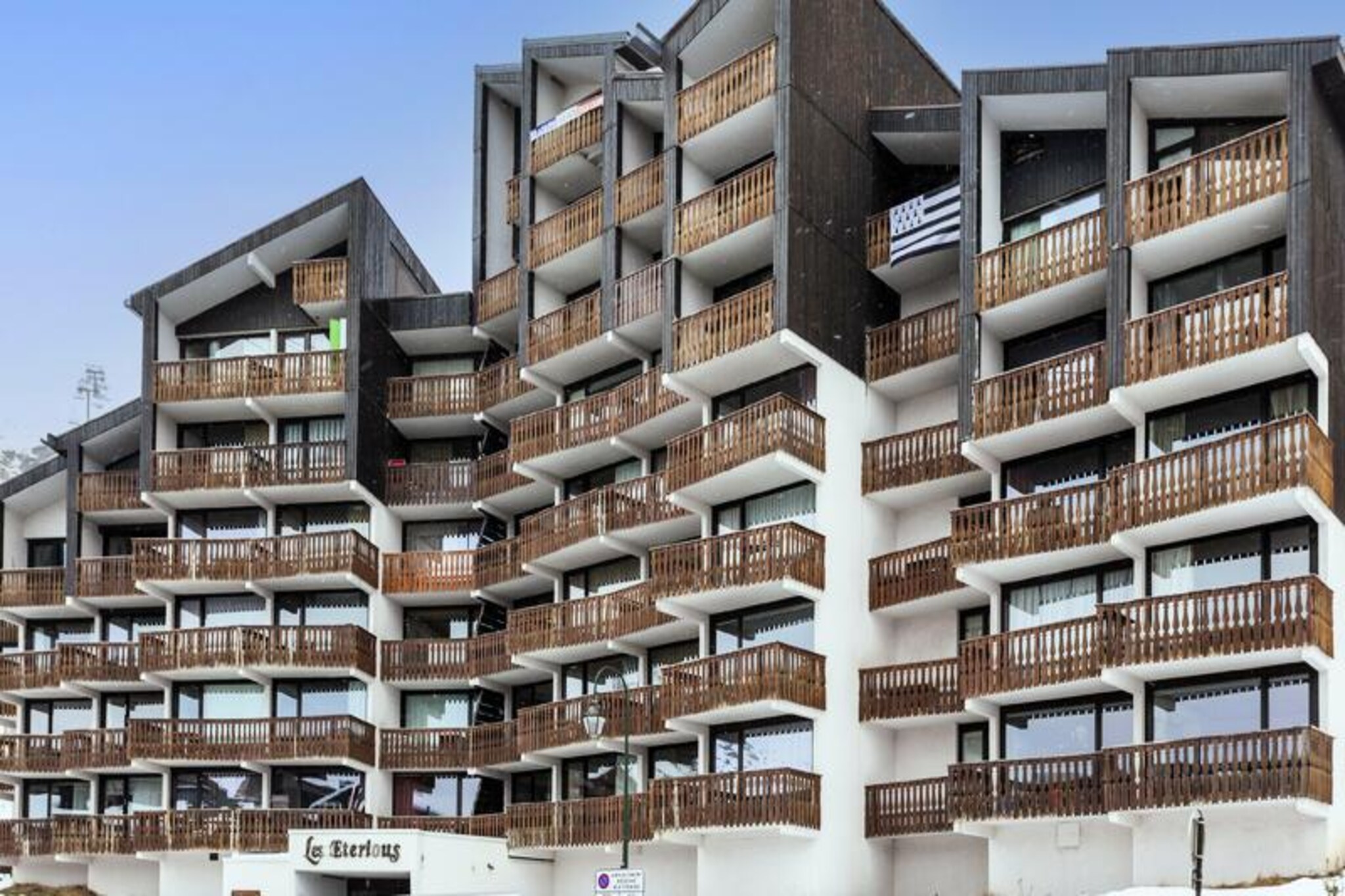 In the heart of the vibrant resort, the LES ETERLOUS residence offers a perfect blend of convenience and alpine charm. Situated just steps from the church and the Péclet shopping center, this beautifully renovated apartment places you at the center of everything, with the slopes a mere 30 meters away. Imagine stepping out of your door and being on the mountain in moments, ready to embrace the thrill of the French Alps.
Spanning 70 m², this first-floor apartment (elevator level 0) is thoughtfully designed for comfort and relaxation. The spacious living area features a cozy lounge and dining space, perfect for unwinding after a day of adventure. The fully equipped kitchen includes an oven, fridge, microwave, dishwasher, and stovetop, making meal preparation a breeze. The apartment accommodates up to six guests with a double bedroom, a cabin with two bunk beds, and another double bedroom with its own shower room and toilet. A separate shower room and toilet add to the convenience. Three large southwest-facing balconies invite you to soak in the sun and enjoy breathtaking views of the surrounding peaks.
The residence’s central location ensures easy access to all the resort’s amenities. From charming shops and local restaurants to après-ski entertainment, everything you need is within walking distance. The nearby slopes promise endless winter fun, while summer visitors can explore scenic hiking trails and mountain activities.
Whether you’re seeking a cozy retreat for a family holiday or an adventure-filled escape with friends, this apartment offers the perfect base to create unforgettable memories in the heart of the French Alps.