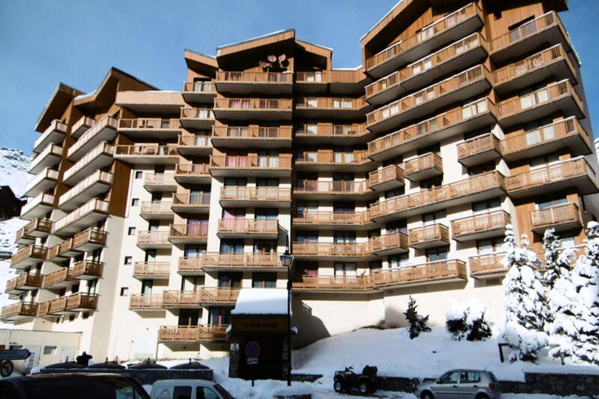 High above the glistening slopes of Val Thorens, this charming studio offers an intimate retreat for two in the heart of the world's highest ski resort. With the Caron shopping center and sports complex just steps away, and direct slope access a mere 50 meters from the residence, every moment here is infused with alpine adventure and convenience. Whether you're seeking thrilling descents or cozy evenings, this property places you right at the center of it all. \n\nLocated on the fourth floor of the LA ROCHE BLANCHE Residence, the studio is thoughtfully designed to maximize comfort and functionality. The living area features a 120 cm wide bed, complemented by a single bed in the entrance hall, offering flexible sleeping arrangements. The open-plan kitchen is equipped with a refrigerator, stovetop, and all the essentials for preparing meals after a day on the slopes. The bathroom includes a toilet, and a ski locker within the residence ensures your gear is always ready for the next adventure. Please note that pets are not permitted, and additional services such as linens, towels, cleaning, and parking require prior reservation.\n\nVal Thorens offers more than just skiing; it’s a vibrant hub of activity with restaurants, shops, and après-ski options to suit every taste. In summer, the mountains transform into a haven for hikers and cyclists, with breathtaking trails and panoramic views. Whether you're here for winter sports or summer exploration, the majestic peaks and lively atmosphere promise an unforgettable stay.\n\nChoose this cozy studio for its unbeatable location, practical amenities, and the chance to immerse yourself in the magic of the French Alps. Perfect for couples or solo travelers, it’s your gateway to the wonders of Val Thorens.