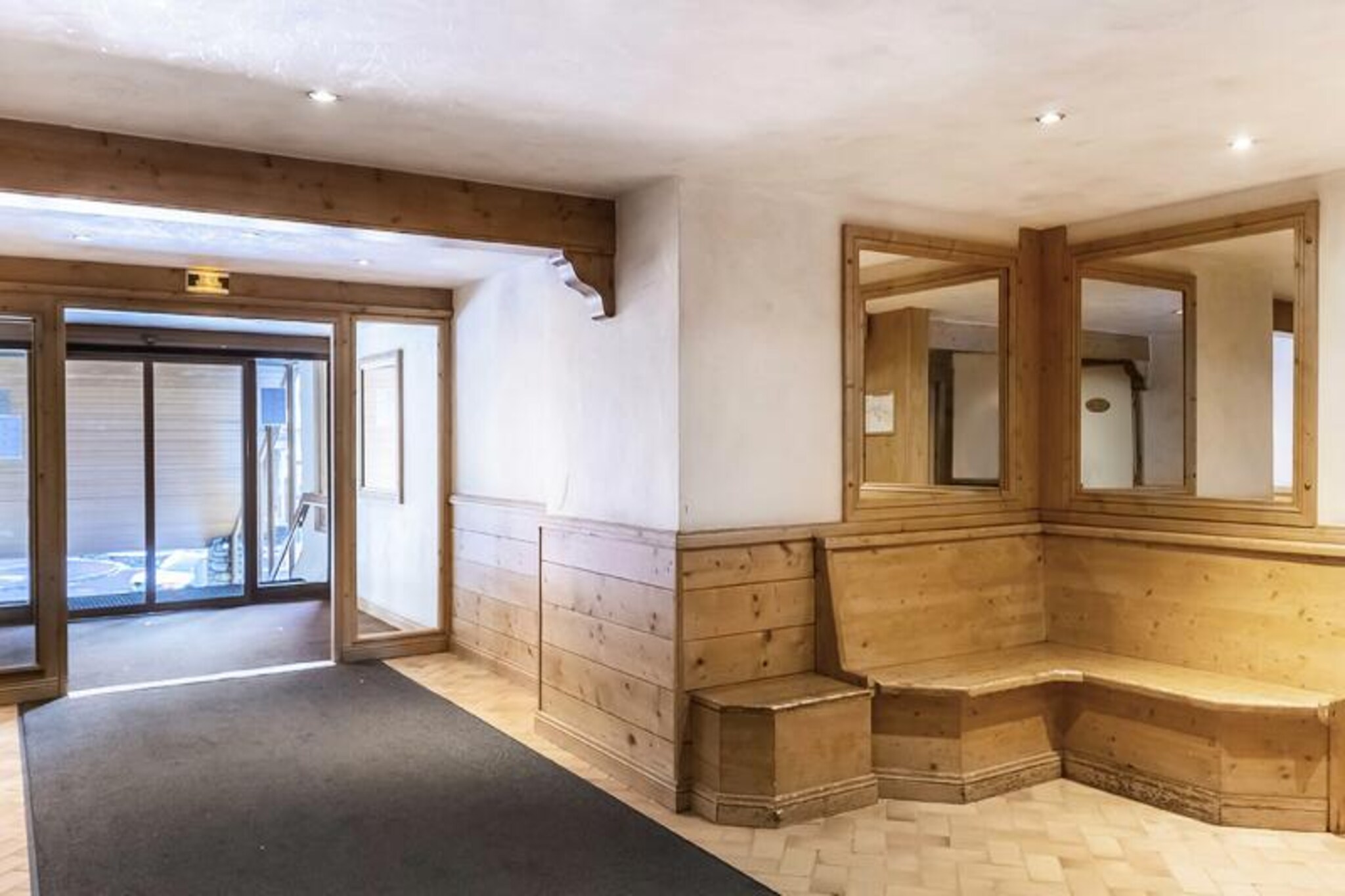 In the heart of the vibrant Val Thorens resort, this charming studio apartment offers a cozy retreat for two, just steps from the slopes. Perfectly situated near the Caron shopping center and the sports complex, you’ll enjoy the convenience of having everything at your fingertips, including direct ski access only 50 meters away. Recently renovated in the fall of 2021, the property combines a warm mountain ambiance with modern touches, creating a welcoming space ideal for a romantic getaway or a peaceful solo escape.
The 17 m² studio is thoughtfully designed to maximize comfort and functionality. The living area features a comfortable double sofa bed, while the kitchenette is equipped with a refrigerator, multifunction oven, microwave, and dishwasher, making it easy to prepare meals after a day of adventure. The bathroom includes a toilet and is finished with contemporary fixtures. Facing north, the studio offers a quieter atmosphere, perfect for unwinding after an active day in the Alps.
Val Thorens is renowned for its world-class skiing and lively après-ski scene, and this residence places you right in the heart of it all. Whether you’re hitting the slopes, exploring the local shops, or enjoying the sports center, everything is within walking distance. In the evening, savor the local Savoyard cuisine at nearby restaurants or relax in the tranquil comfort of your studio.
With its unbeatable location, modern amenities, and cozy mountain charm, this studio is the perfect base for an unforgettable alpine adventure. Whether you visit in winter for the snow or summer for the breathtaking mountain trails, this property promises a memorable stay in the French Alps.