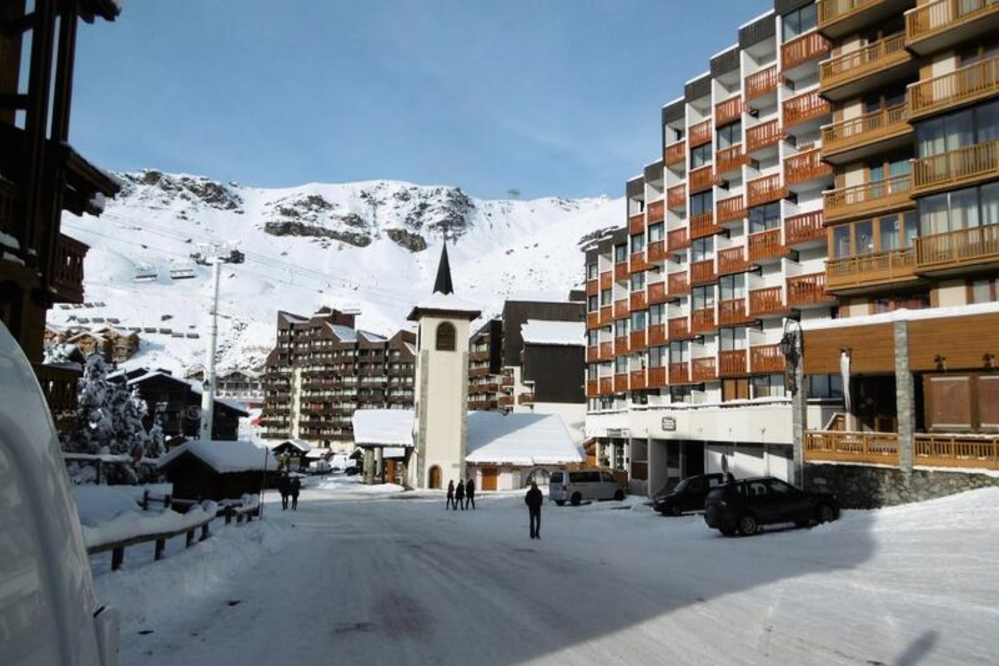 In the heart of the vibrant Val Thorens resort, this cozy apartment in the LES HAUTS DE LA VANOISE residence offers a perfect alpine escape for ski enthusiasts and nature lovers alike. Positioned just 50 meters from the slopes, you can step out and embrace the thrill of the mountains within moments. With its northern orientation and a spacious balcony, you’ll enjoy serene mornings bathed in sunlight, setting the tone for an unforgettable day in the French Alps. Located on the 4th floor, this charming retreat combines convenience with breathtaking views of the surrounding peaks.
The apartment spans approximately 28 m² and is thoughtfully designed to accommodate up to four guests. It features a comfortable sleeping area with a double bed and a trundle bed in the living room, making it ideal for couples or small families. The open-plan kitchen is fully equipped with an oven, refrigerator, dishwasher, and stovetop, ensuring you have everything needed to prepare hearty meals after a day on the slopes. The bathroom includes a toilet, and additional amenities such as a ski locker on the ground floor add to the practicality of your stay. Pets are welcome upon request, making this a great option for those traveling with furry companions.
Situated next to the church and the Péclet shopping center, the residence places you at the heart of Val Thorens’ lively atmosphere. Whether you’re exploring the local shops, savoring regional cuisine at nearby restaurants, or enjoying après-ski activities, everything you need is within easy reach. The resort’s world-class skiing and snowboarding opportunities are complemented by a range of summer activities, from hiking to mountain biking, ensuring year-round appeal.
Choose this apartment for its unbeatable location, cozy ambiance, and the promise of creating cherished memories in one of the most iconic alpine destinations. Whether you’re seeking adventure or relaxation, this is your gateway to the magic of the mountains.