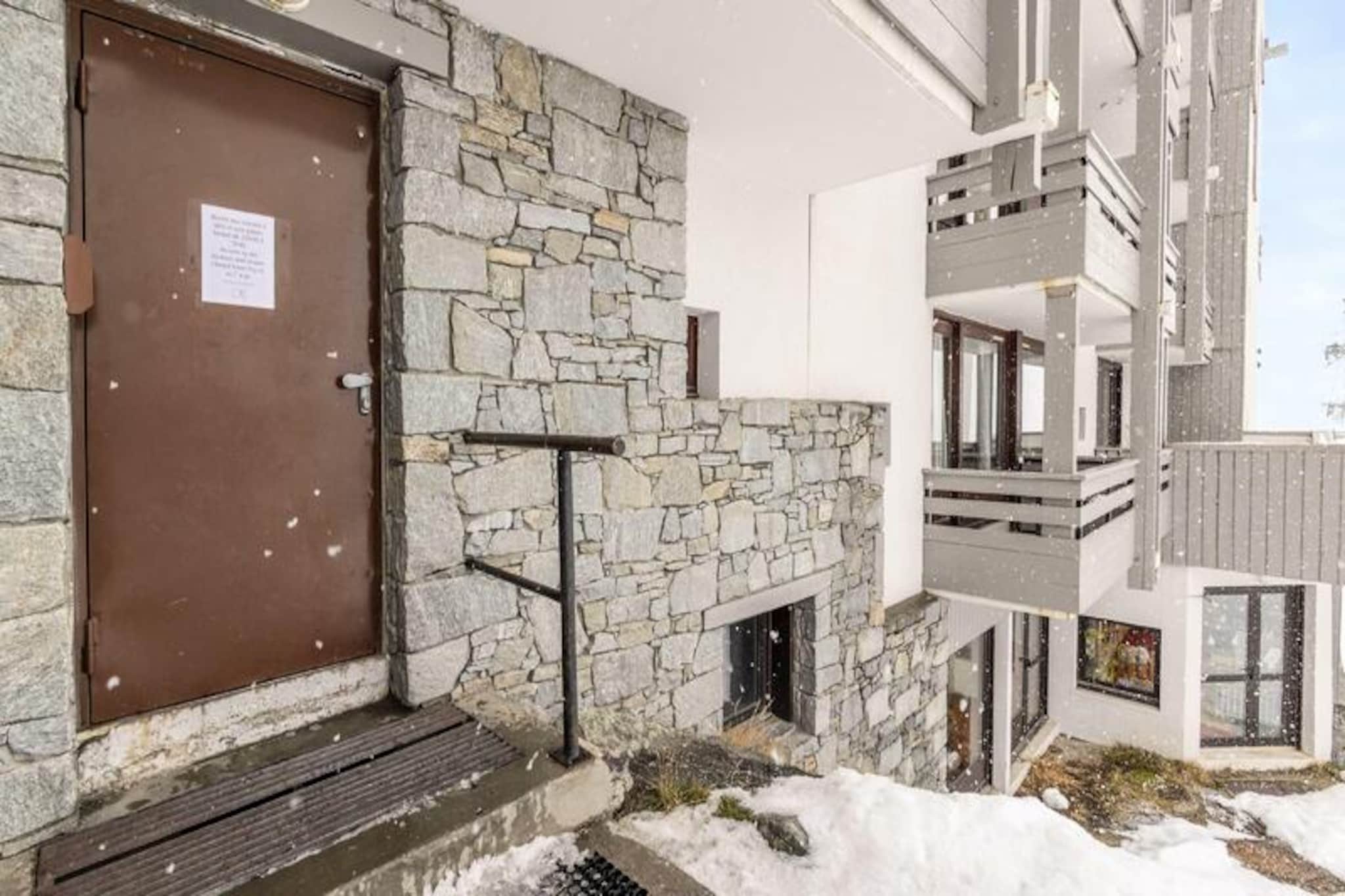 Lovely ski-in/ski-out apartment with south-facing balcony in Val Thorens